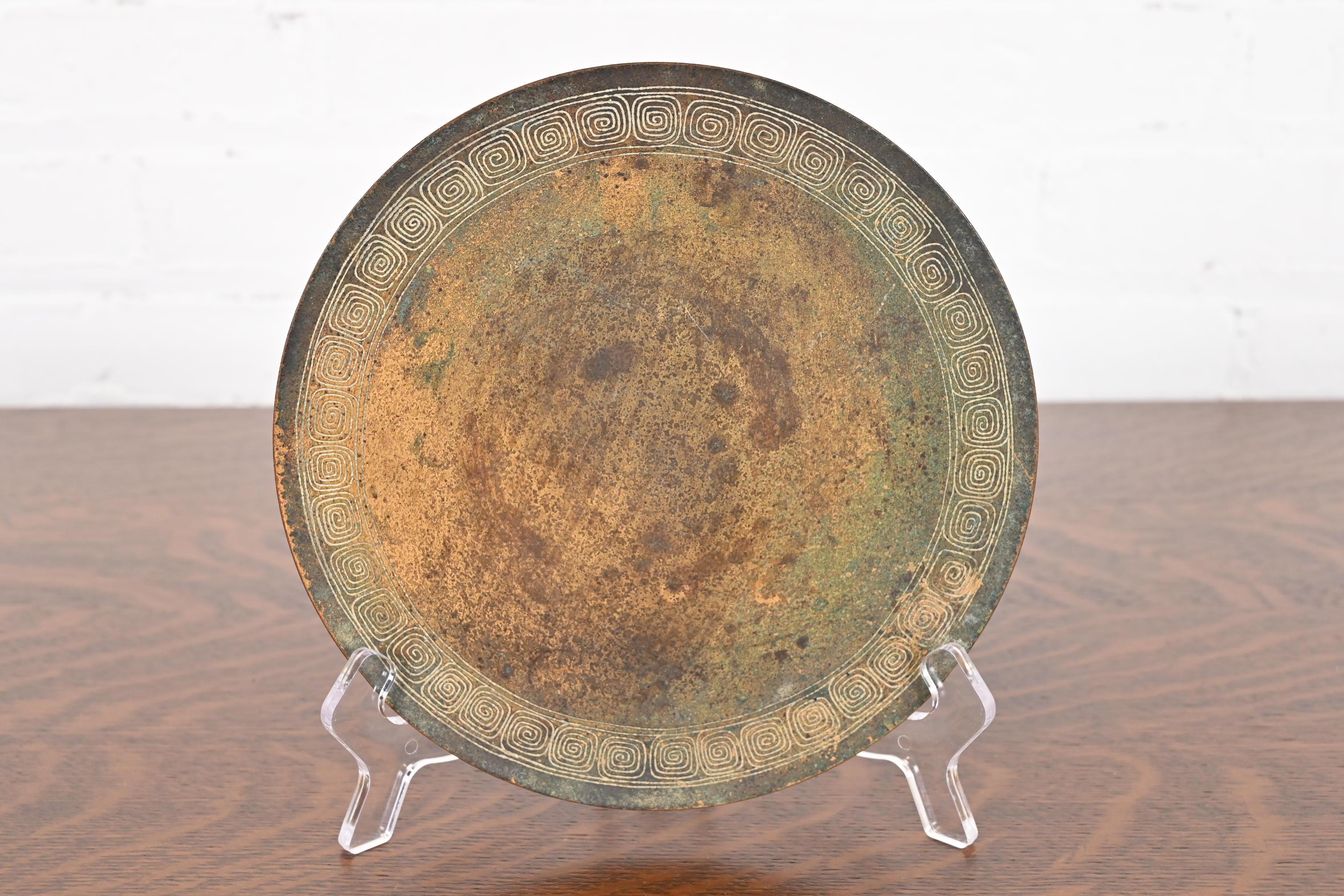 20ième siècle Tiffany Studios New York - Assiette ou plateau à charge sur pied en bronze avec clé grecque en vente