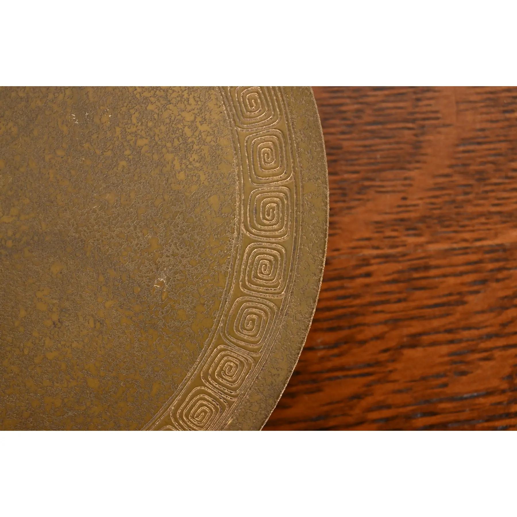Tiffany Studios New York Griechischer Schlüssel Bronze-Platten- oder Tablettteller mit Fuß aus Bronze (20. Jahrhundert) im Angebot