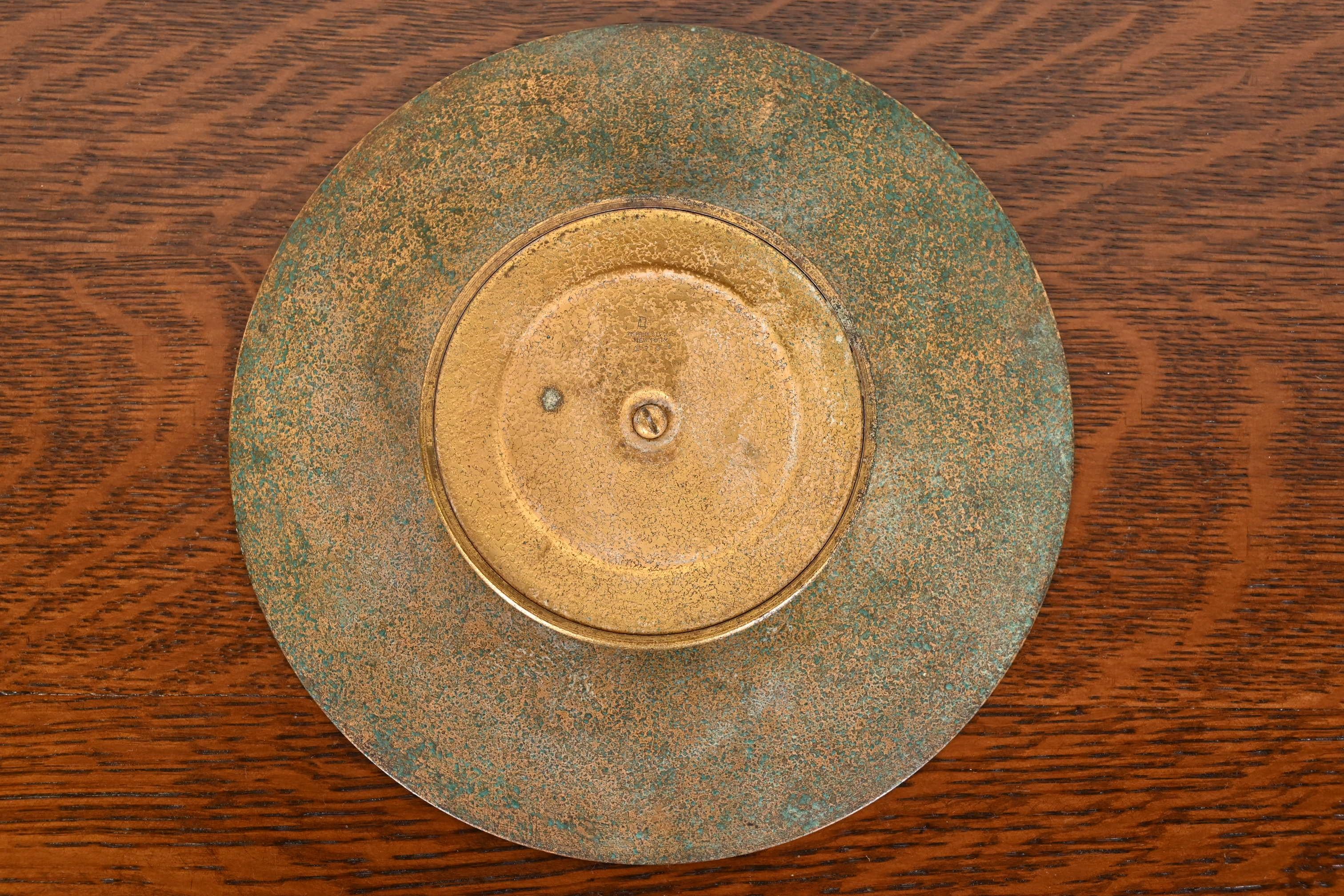 Tiffany Studios New York - Assiette ou plateau à charge sur pied en bronze avec clé grecque en vente 1