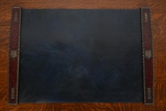 Tiffany Studios New York, bronzo araldico, termina con un blotter in pelle da scrivania