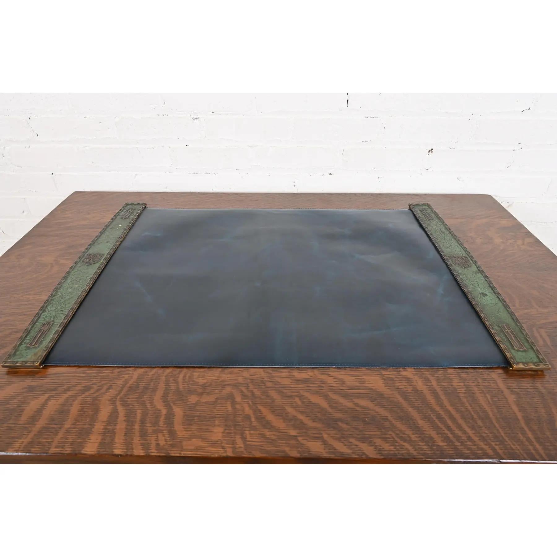 Tiffany Studios New York Heraldic Bronze-Blatterendeckel mit Leder-Schreibtisch-Blatter (Arts and Crafts) im Angebot