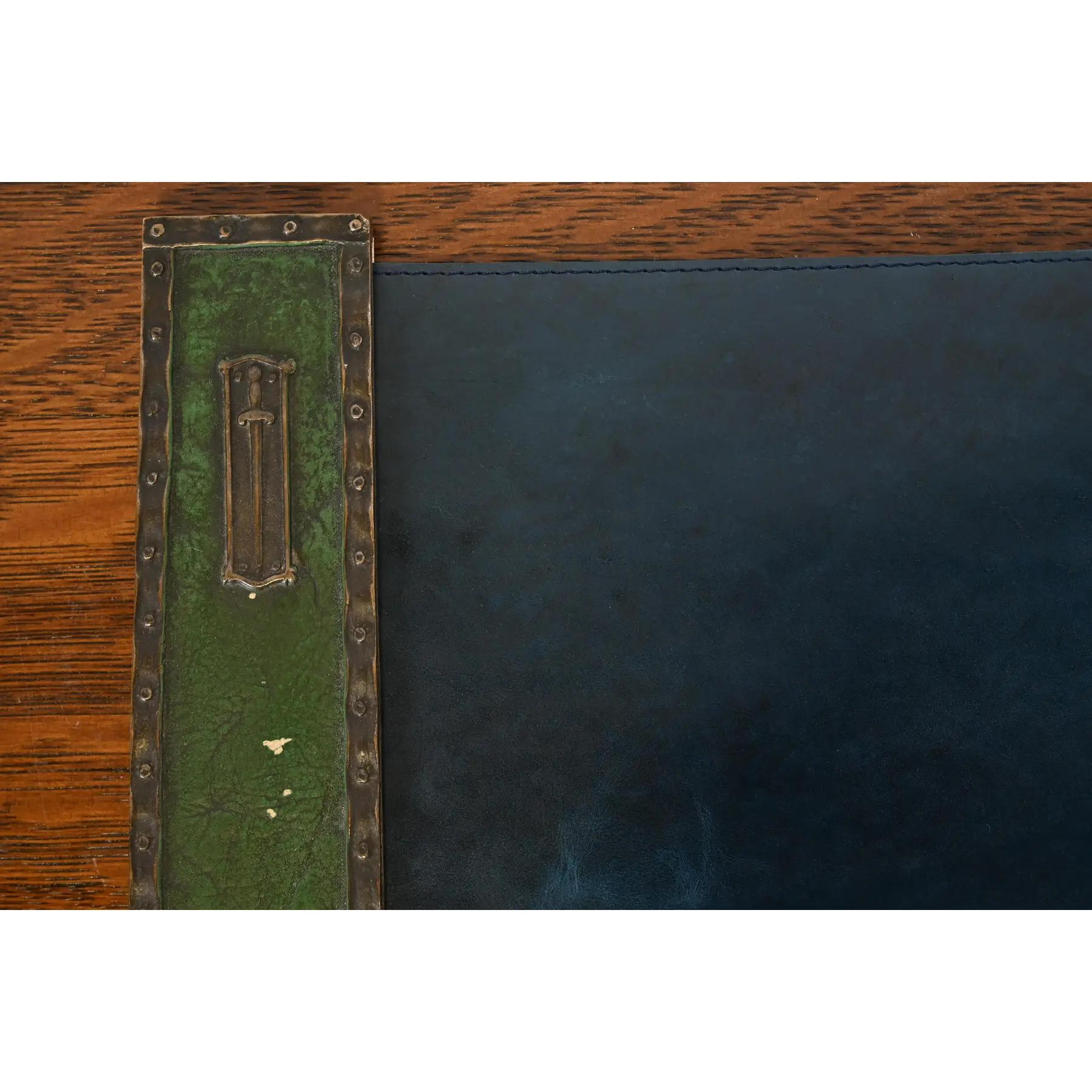 Tiffany Studios New York Heraldic Bronze-Blatterendeckel mit Leder-Schreibtisch-Blatter im Zustand „Gut“ im Angebot in South Bend, IN
