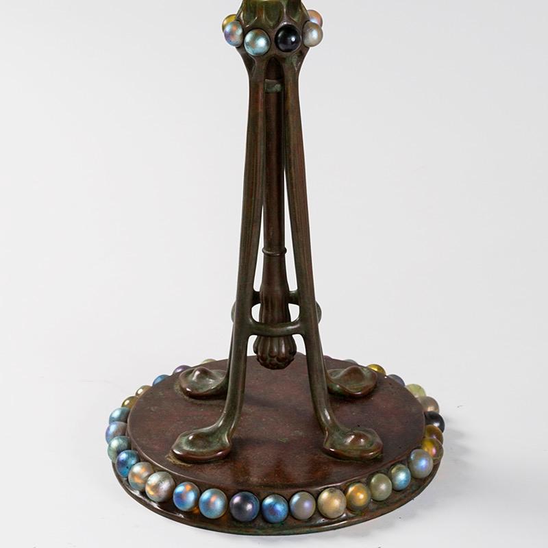 Cette lampe de table en bronze et verre plombé 