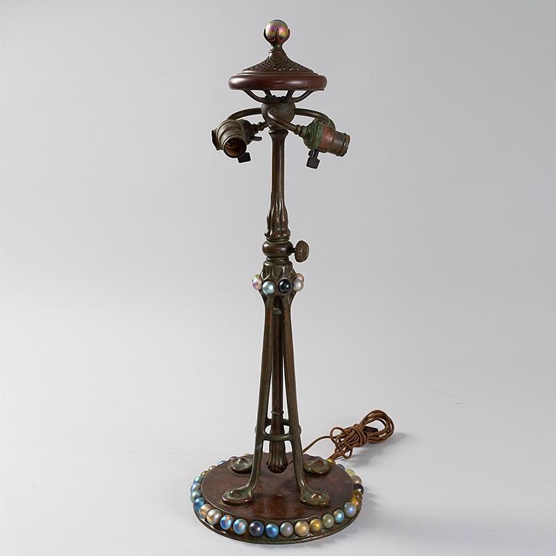 Tiffany Studios New York, „Geometrische juwelenbesetzte Tischlampe“, Tiffany (Patiniert) im Angebot