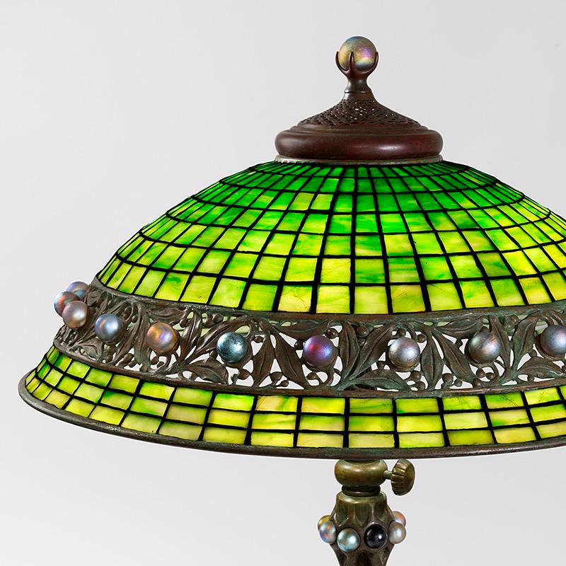 Tiffany Studios New York, „Geometrische juwelenbesetzte Tischlampe“, Tiffany (Bronze) im Angebot