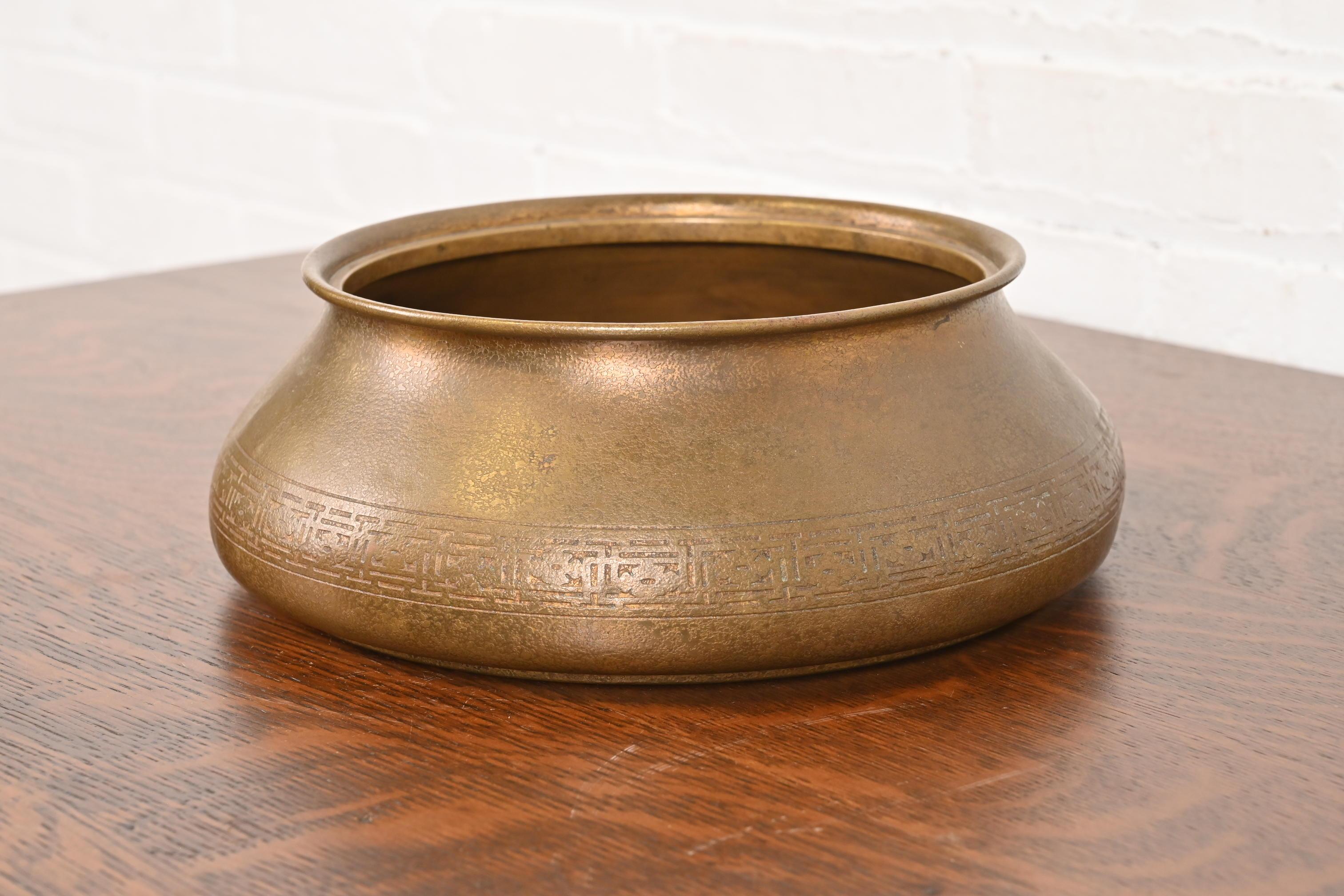 Rare et magnifique jardinière en bronze d'époque Arts & Crafts ou Art Deco.

Par Tiffany Studios (signé sur le dessous)

New York, États-Unis, Début du XXe siècle

Dimensions : 10,75 