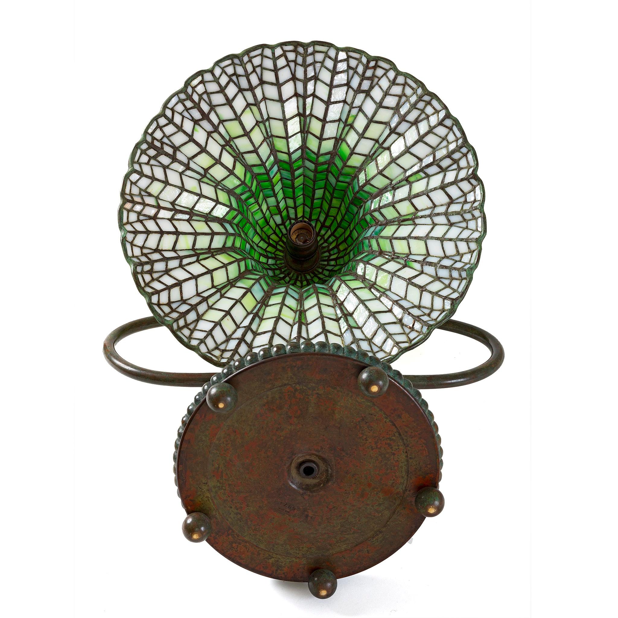 20ième siècle Lampe de bureau lotus Bell de Tiffany Studios New York en vente