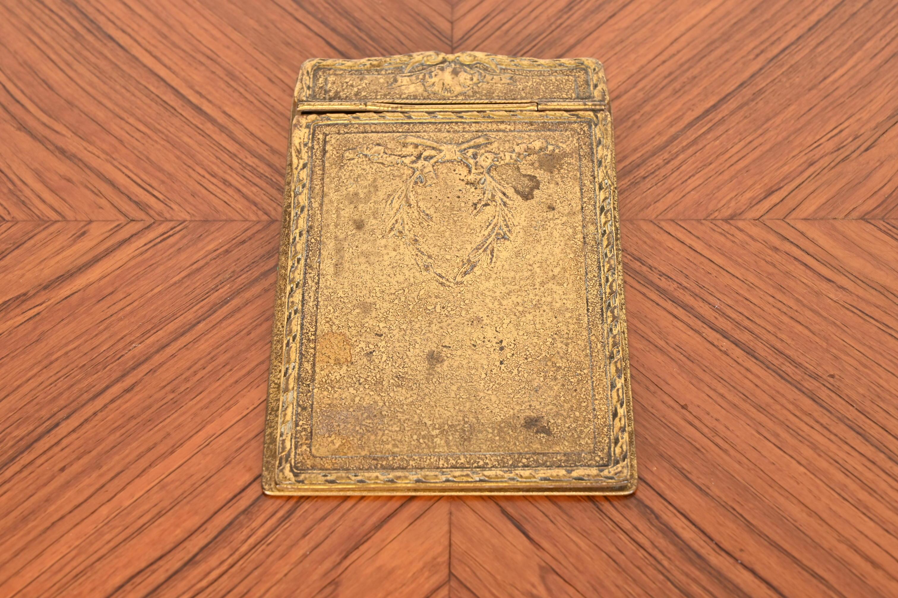 A gorgeous Art Nouveau period Louis XVI style gilt bronze notepad holder

By Tiffany Studios

New York, USA, early 20th century

Measures: 4.75