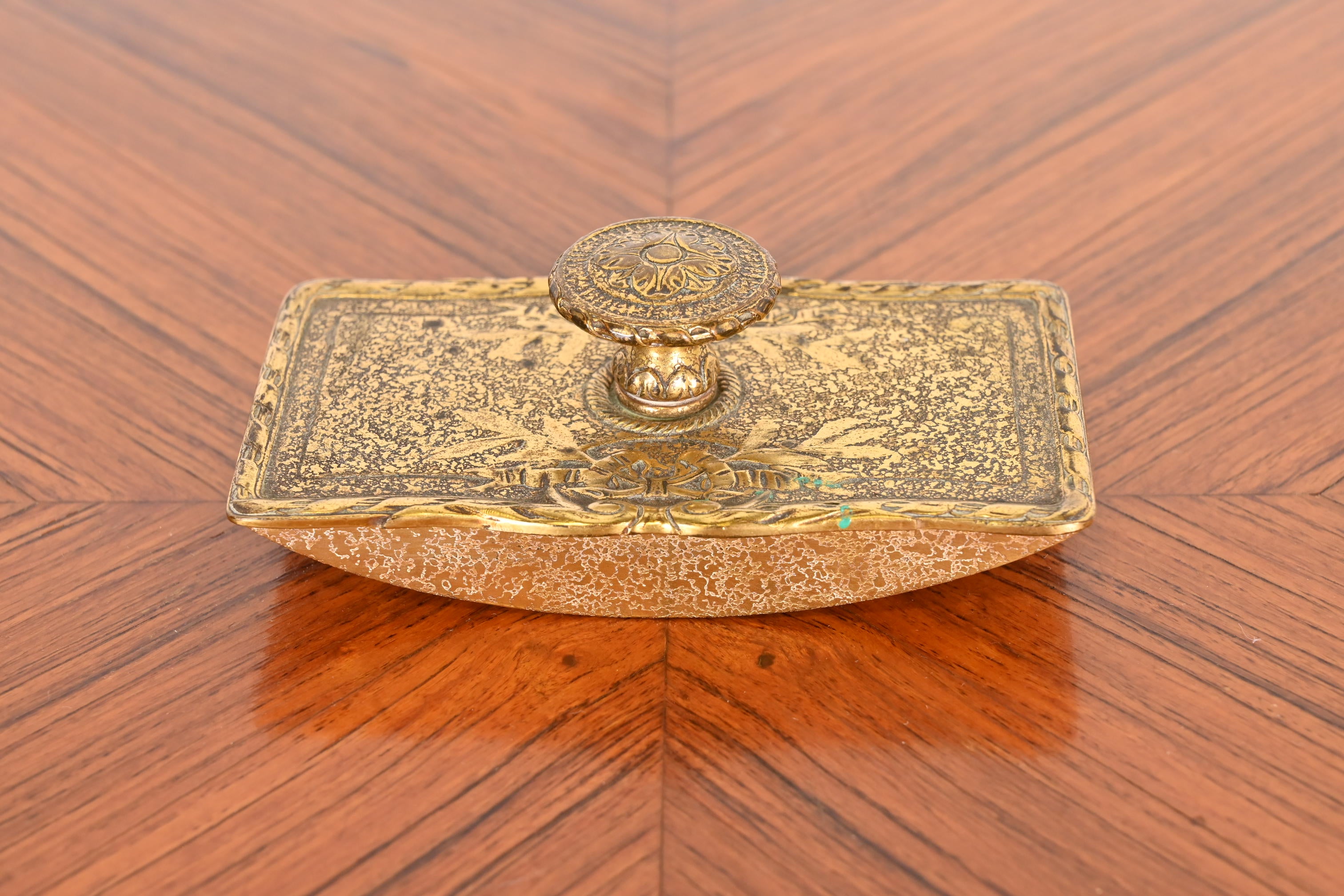 Magnifique buvard à bascule en bronze doré d'époque Art Nouveau et de style Louis XVI

Par Tiffany Studios

New York, États-Unis, début du XXe siècle

Dimensions : 5,38 
