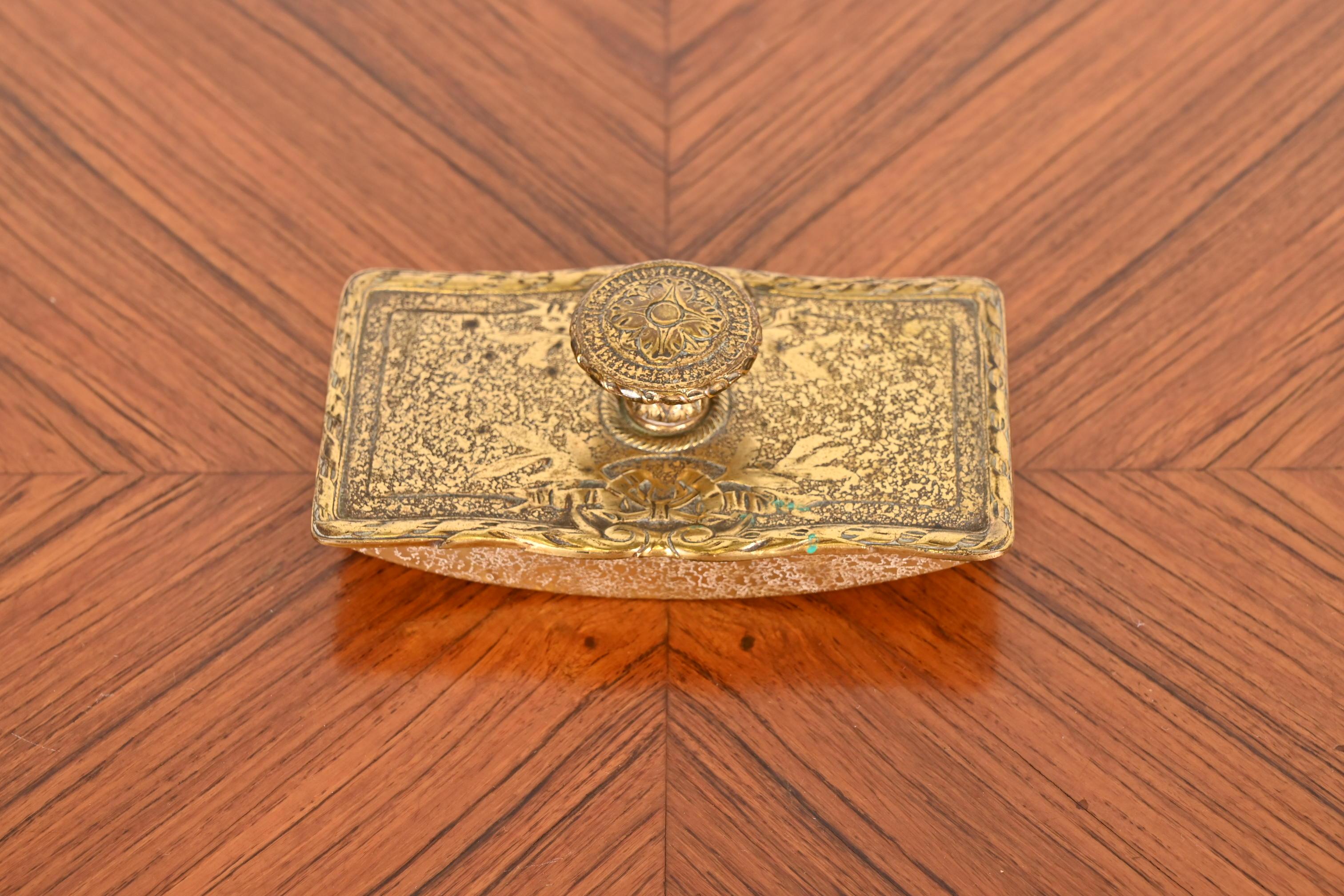 Tiffany Studios, New York, Louis XVI.-Schaukelhocker aus vergoldeter Bronze, um 1910 (amerikanisch) im Angebot
