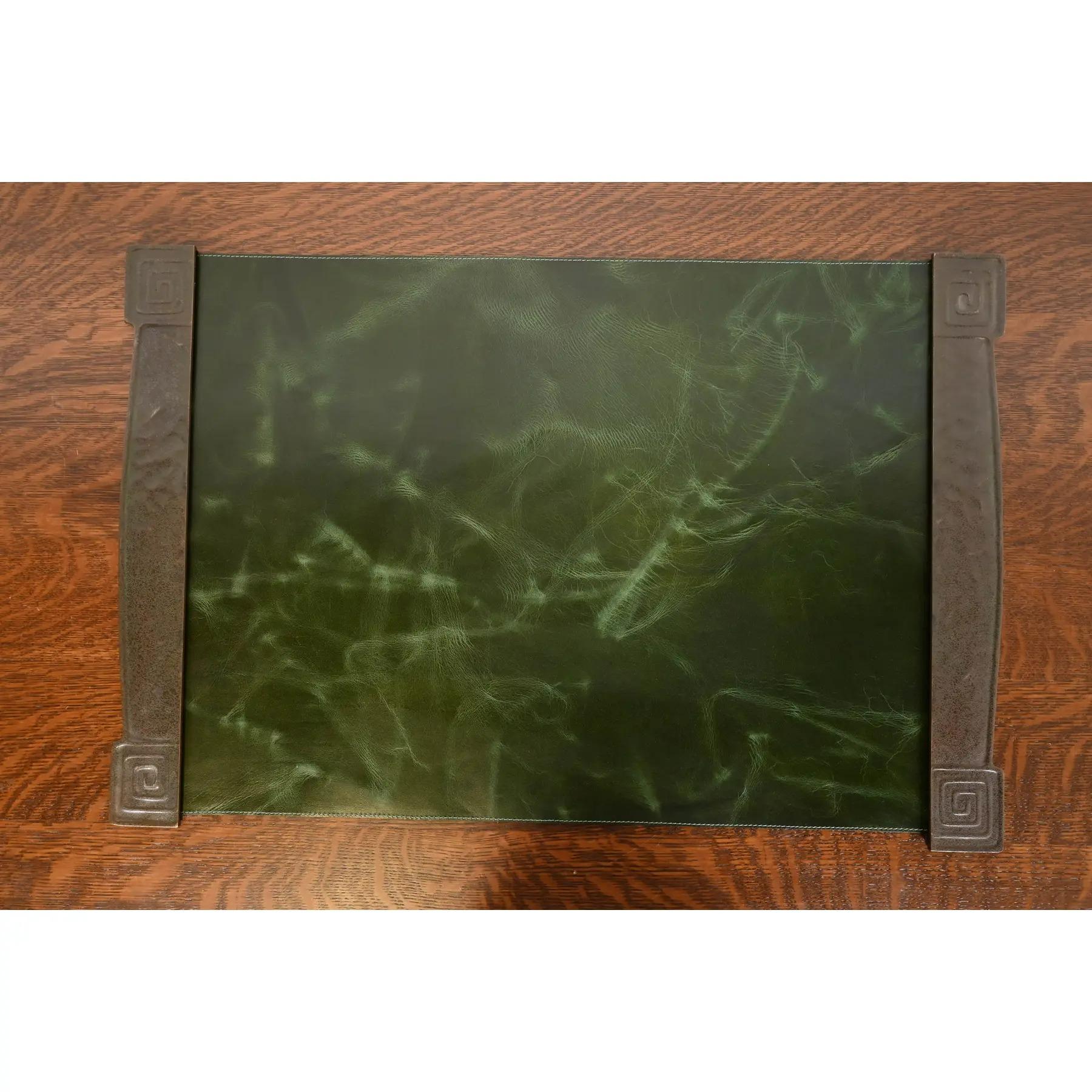 Splendida coppia di blotter in bronzo con motivo Greene & Greene dell'epoca Arts & Crafts, con blotter da scrivania in pelle verde personalizzato.

Di Tiffany Studios (estremità della carta assorbente firmata sul lato inferiore)

New York, USA,