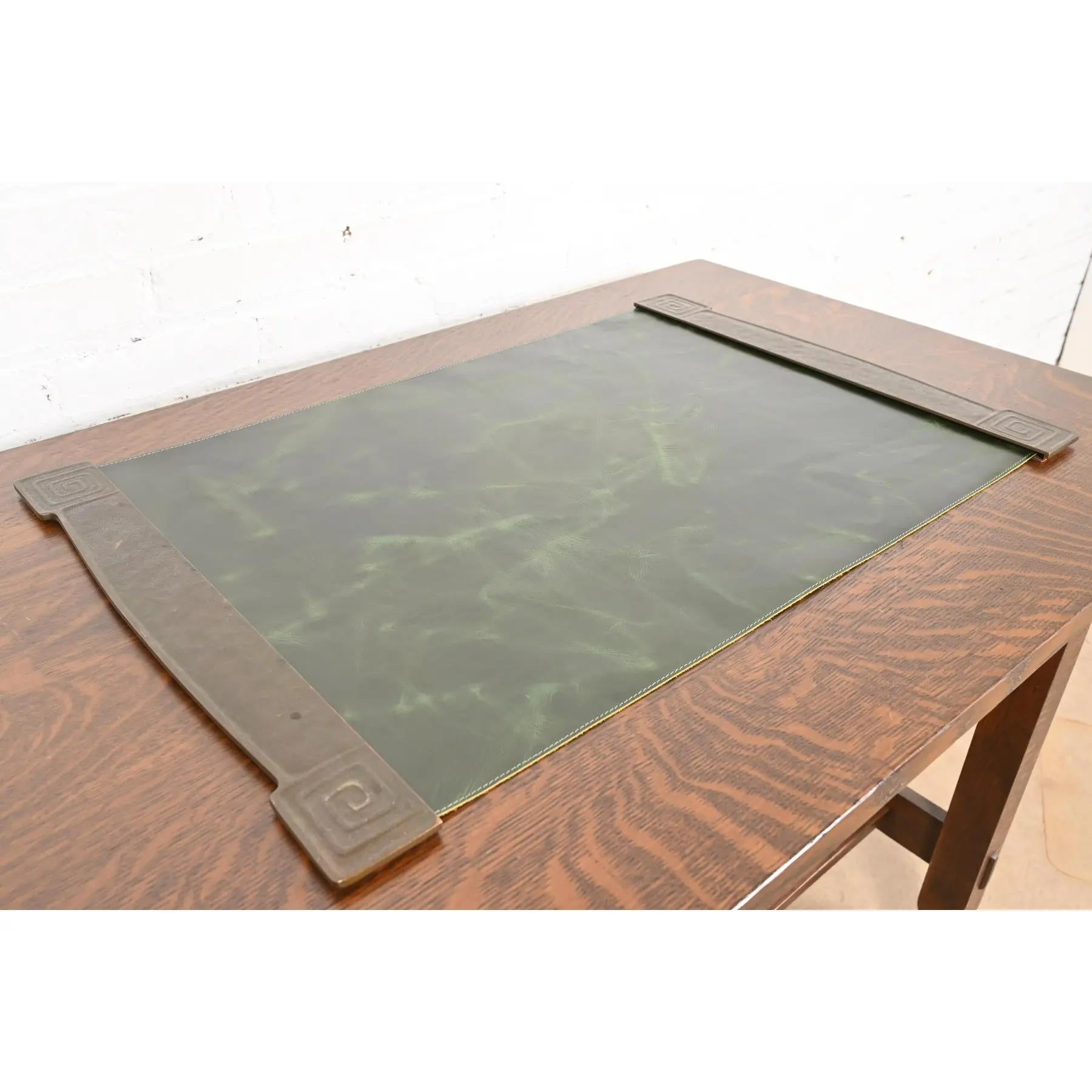 Americano Studio Tiffany Studios New York con Chiave Greca in bronzo, coprivaso in vendita