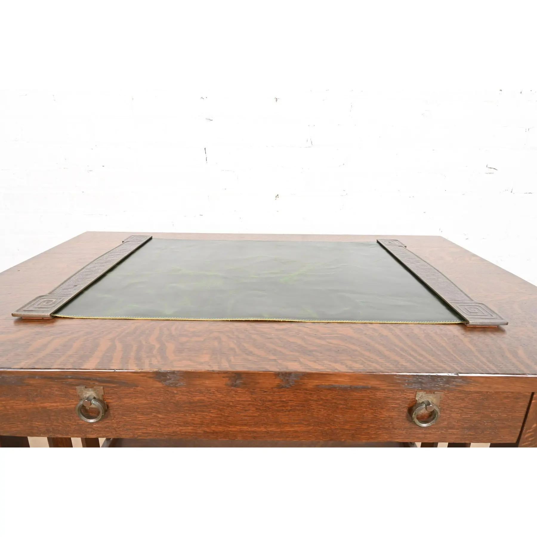 Studio Tiffany Studios New York con Chiave Greca in bronzo, coprivaso In condizioni buone in vendita a South Bend, IN