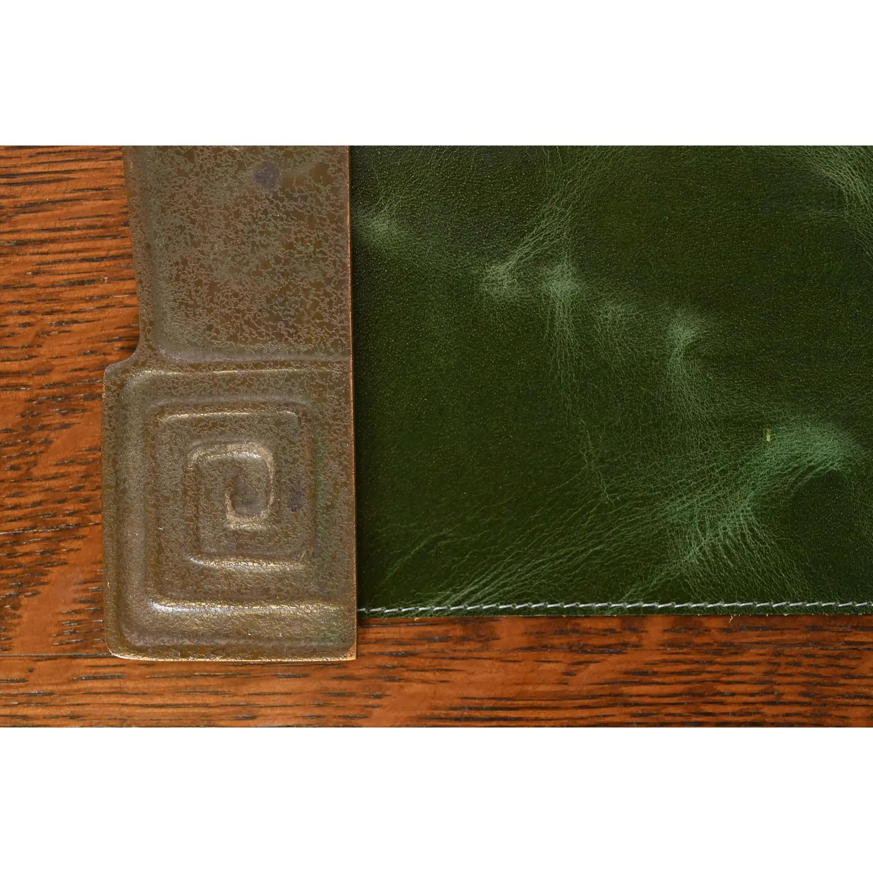Studio Tiffany Studios New York con Chiave Greca in bronzo, coprivaso in vendita 1