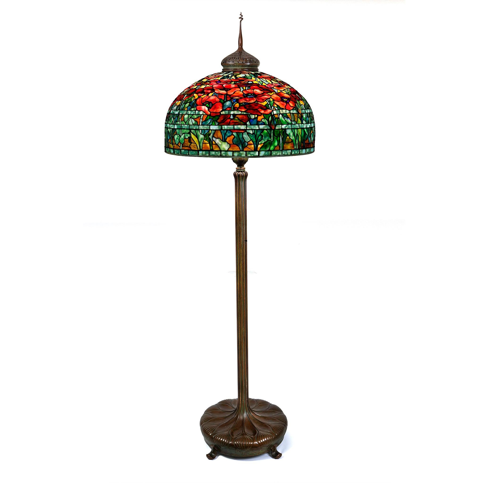Questa lampada da terra in vetro piombato e bronzo patinato di Tiffany Studios New York 