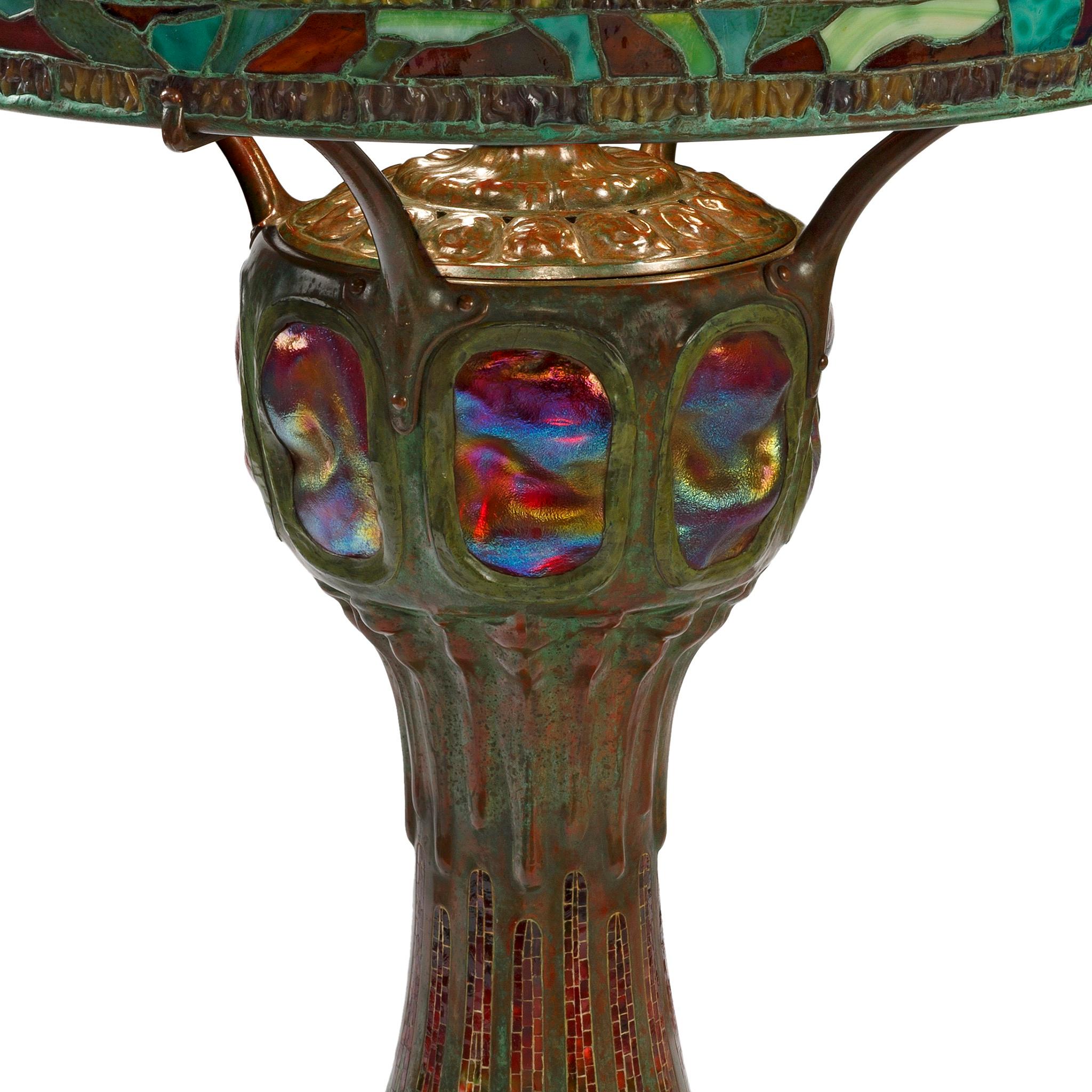 20ième siècle Tiffany Studios New York lampe de table « pivoine » en vente