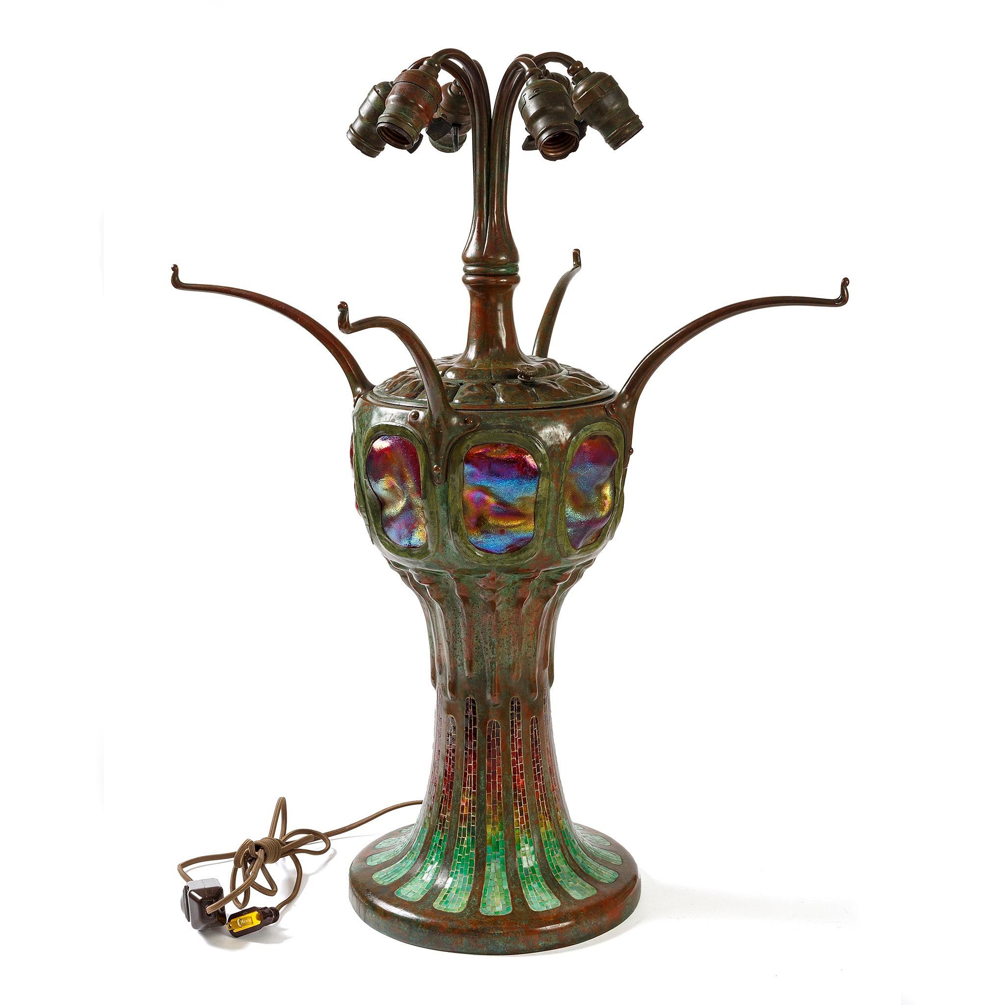 Tiffany Studios, New York, Tischlampe „Peony“ (Bronze) im Angebot
