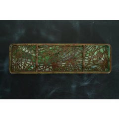 Tiffany Studios New York Piniennadel Bronze und Favrile Schlacke Glas Stift Tablett