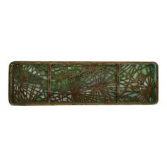Tiffany Studios New York Piniennadel Bronze und Favrile Schlacke Glas Stift Tablett