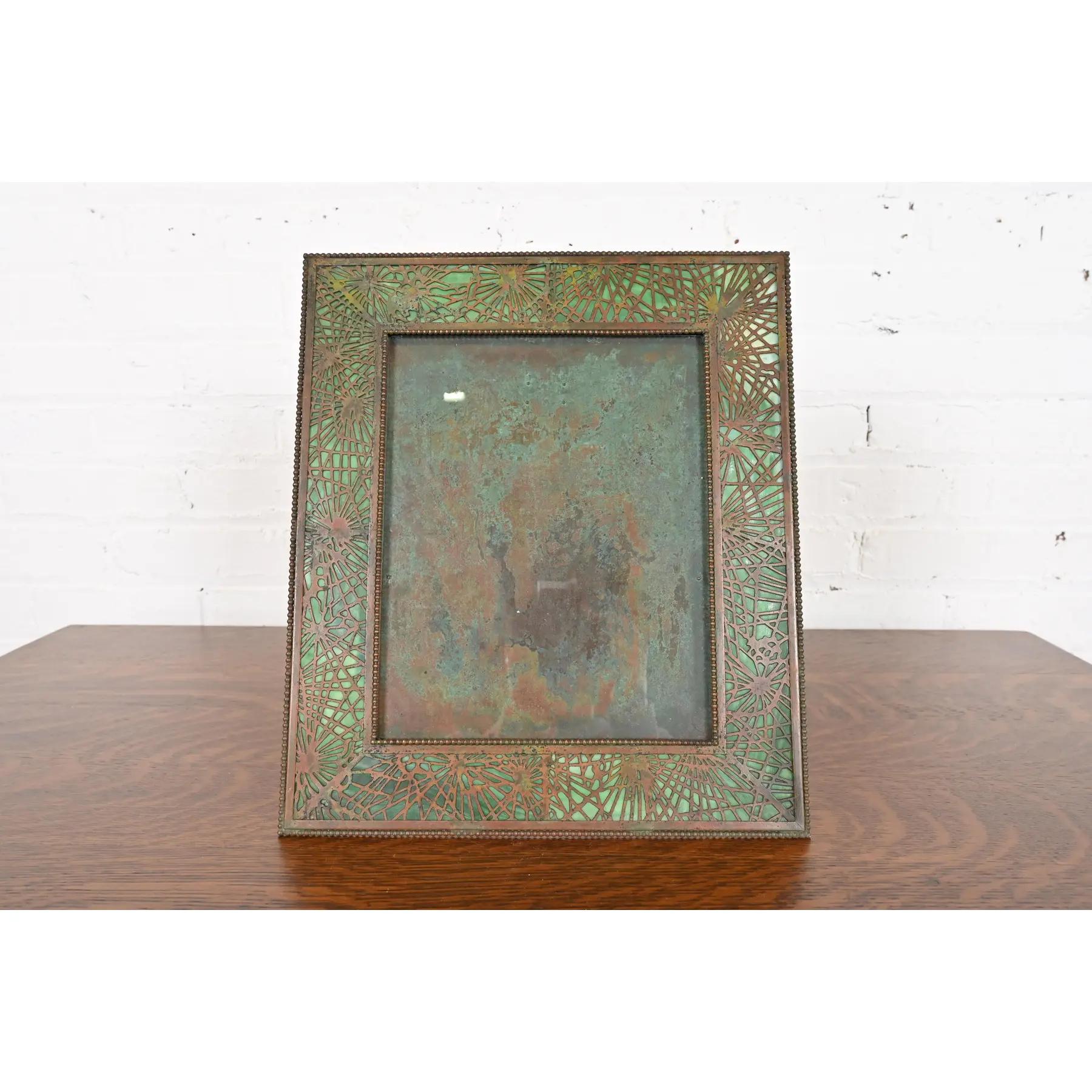 Marco Tiffany Studios Nueva York Bronce aguja de pino y vidrio verde escoria Artes y manualidades en venta