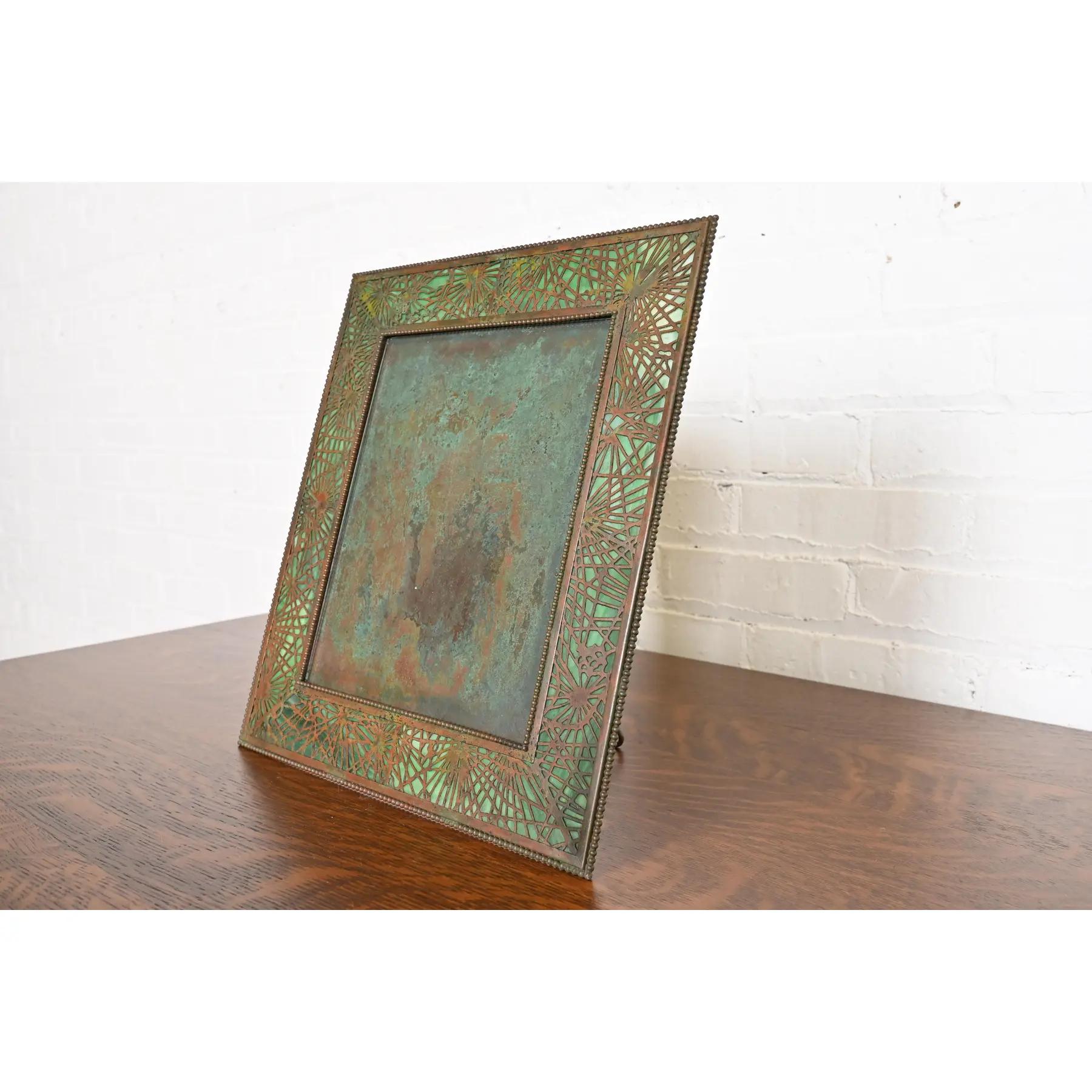 Marco Tiffany Studios Nueva York Bronce aguja de pino y vidrio verde escoria Estadounidense en venta