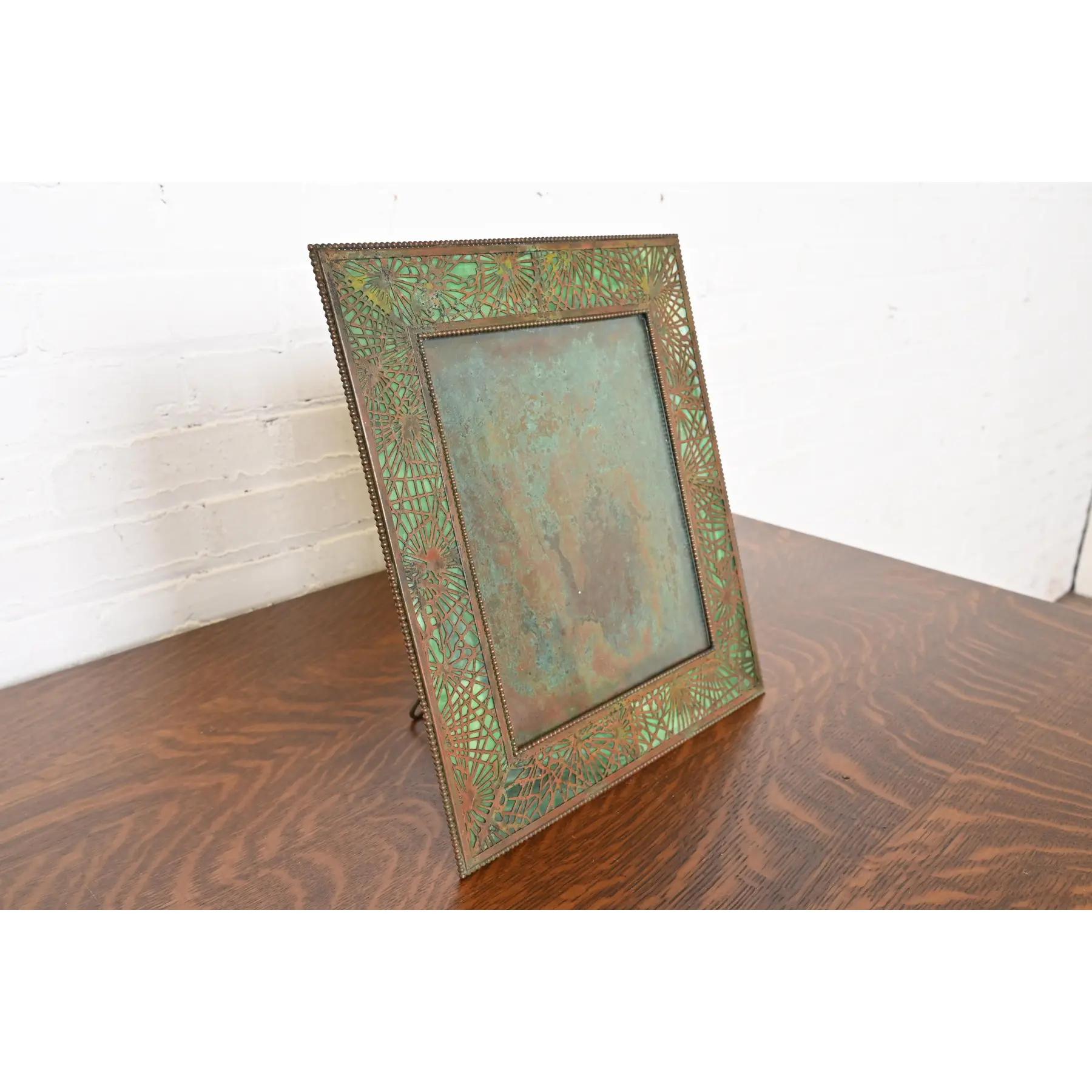 Marco Tiffany Studios Nueva York Bronce aguja de pino y vidrio verde escoria en Bueno estado para la venta en South Bend, IN