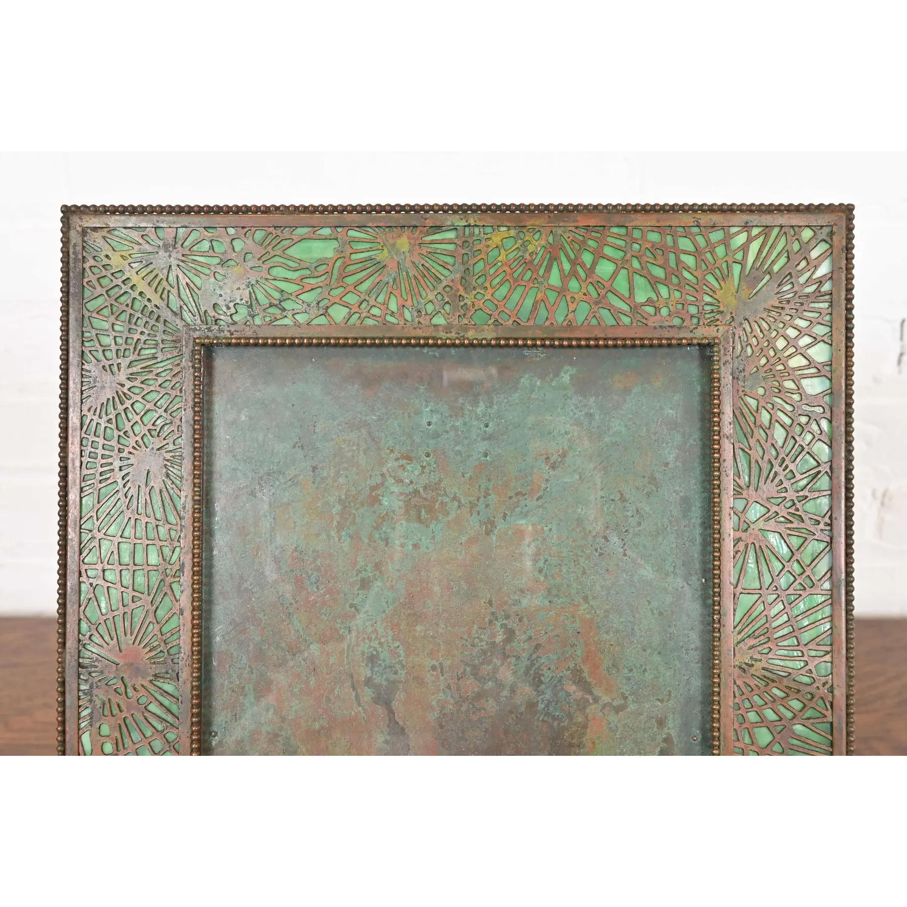 Marco Tiffany Studios Nueva York Bronce aguja de pino y vidrio verde escoria siglo XX en venta