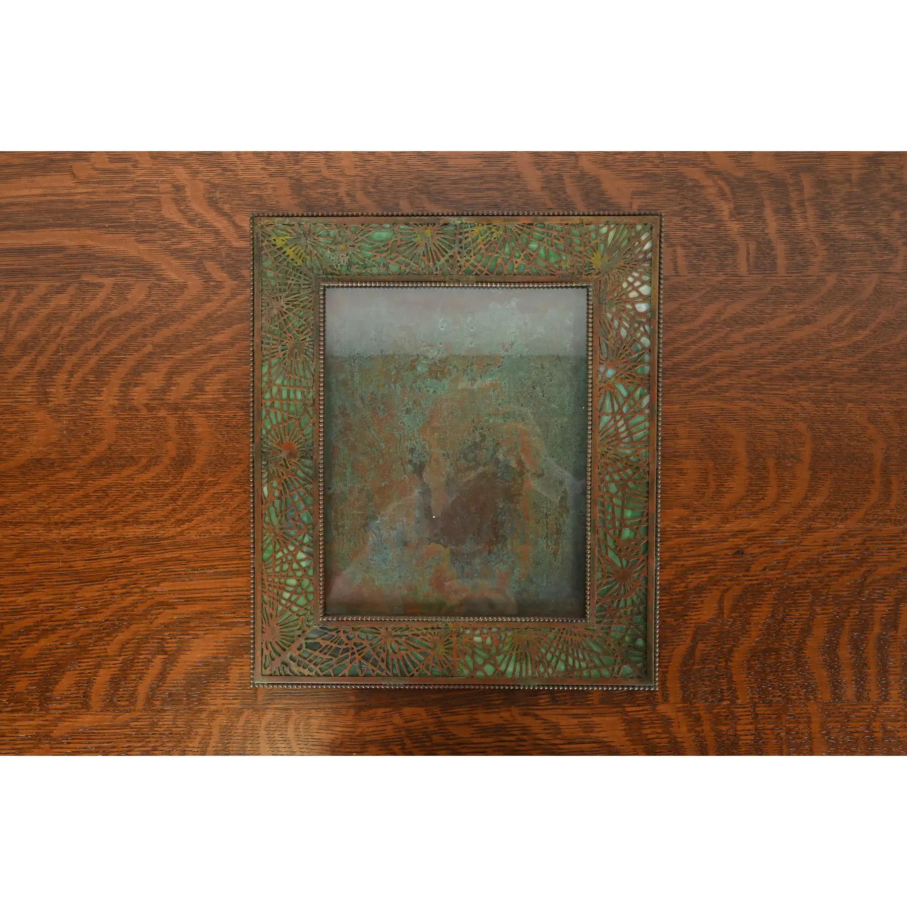 Marco Tiffany Studios Nueva York Bronce aguja de pino y vidrio verde escoria en venta 1