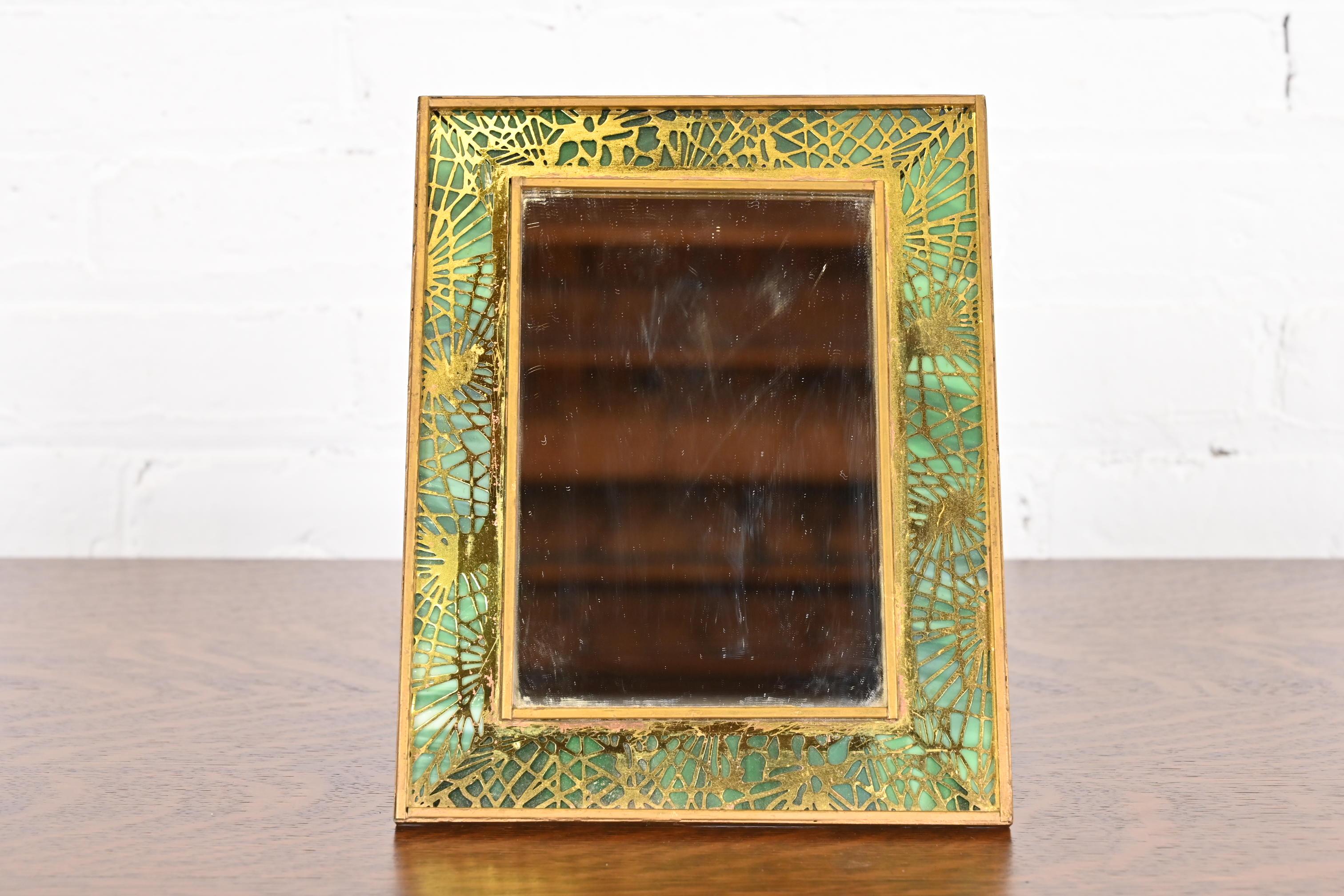 Tiffany Studios Nueva York Espejo de tocador con marco de bronce de agujas de pino y cristal de escoria Artes y manualidades en venta