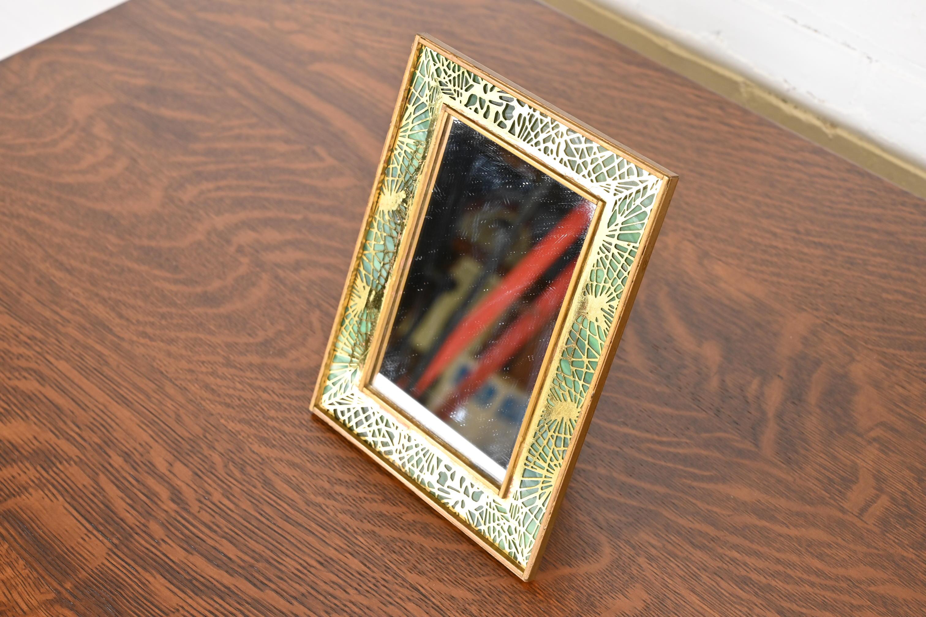 Tiffany Studios Nueva York Espejo de tocador con marco de bronce de agujas de pino y cristal de escoria Estadounidense en venta