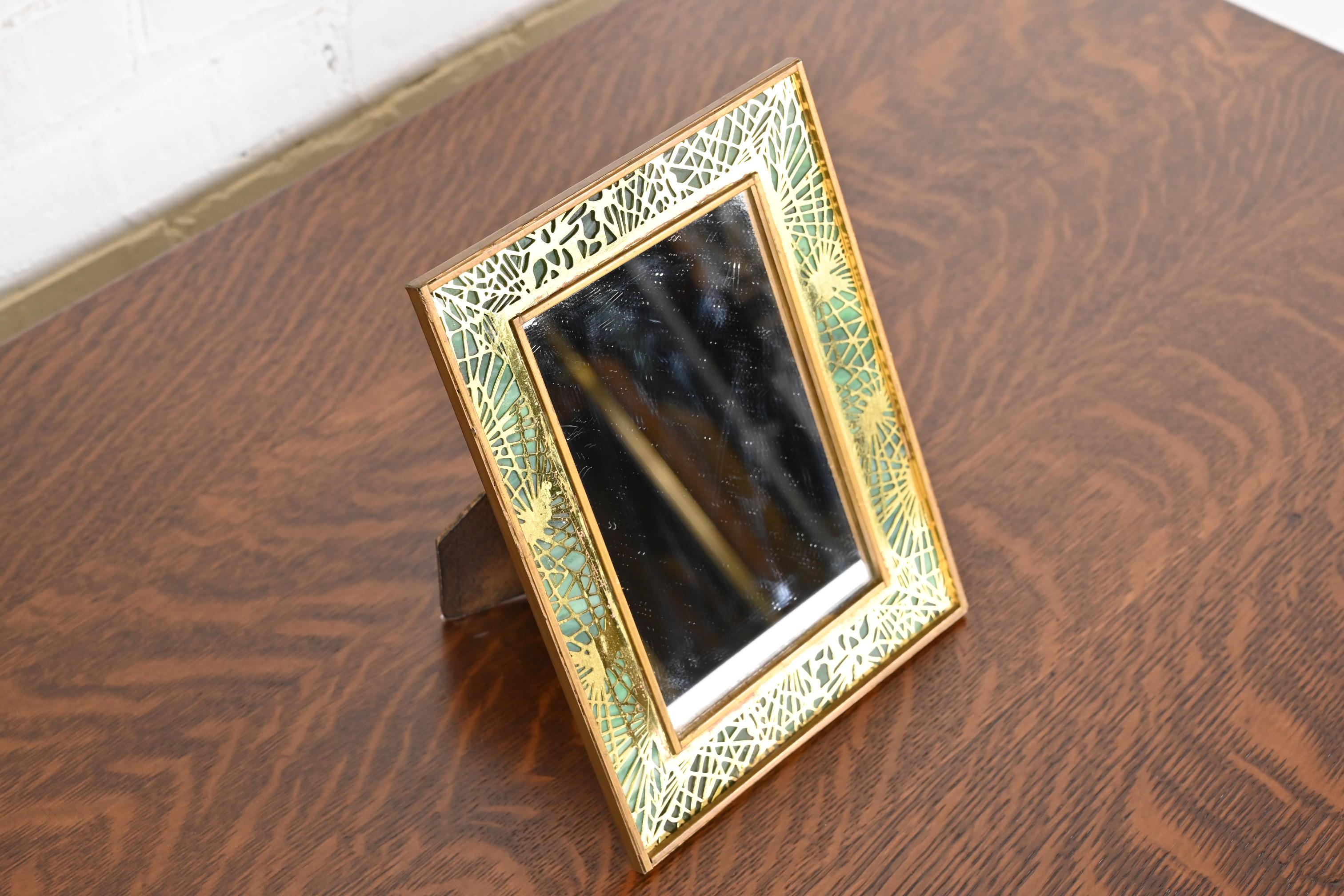 Tiffany Studios Nueva York Espejo de tocador con marco de bronce de agujas de pino y cristal de escoria siglo XX en venta