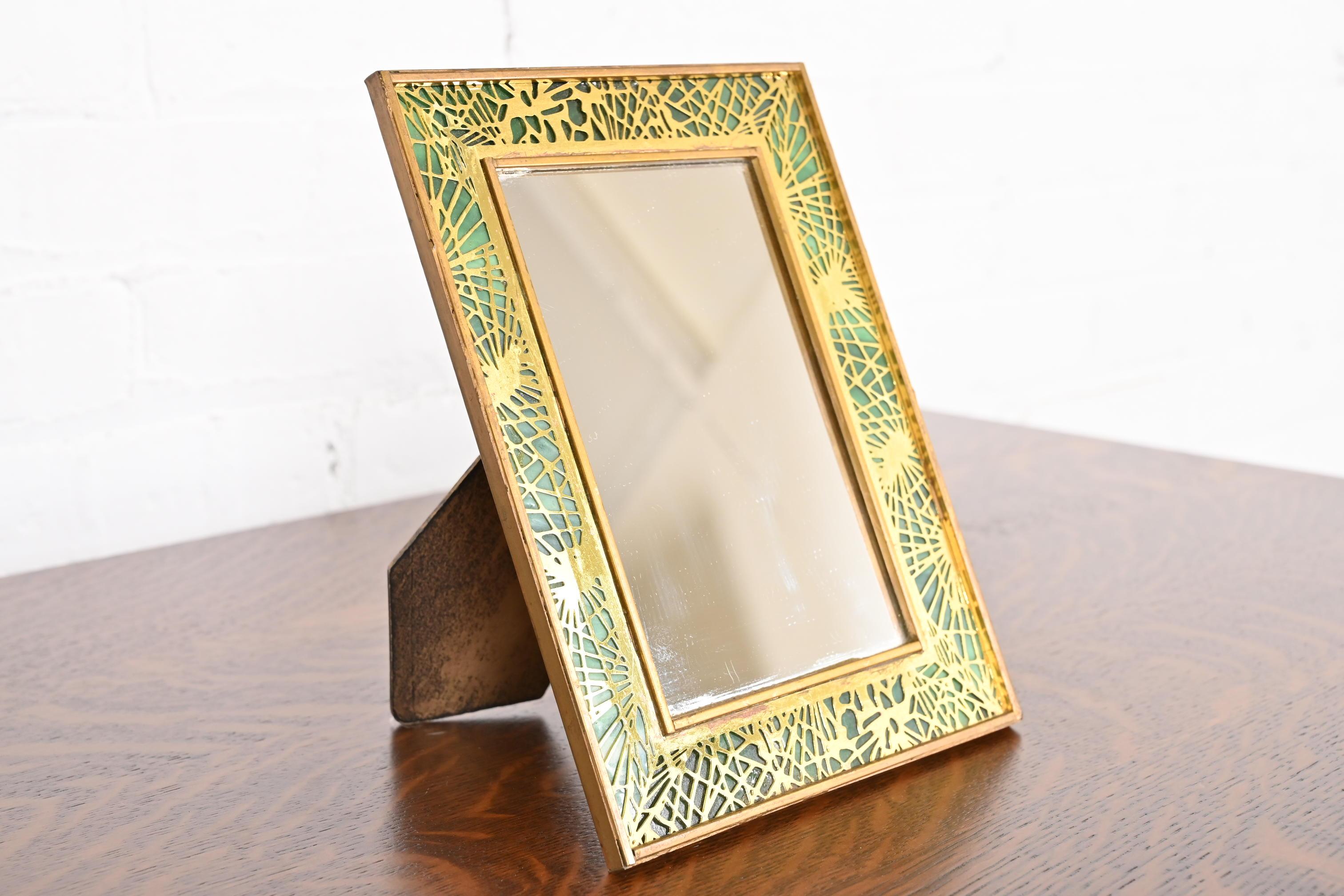 Tiffany Studios Nueva York Espejo de tocador con marco de bronce de agujas de pino y cristal de escoria Bronce en venta