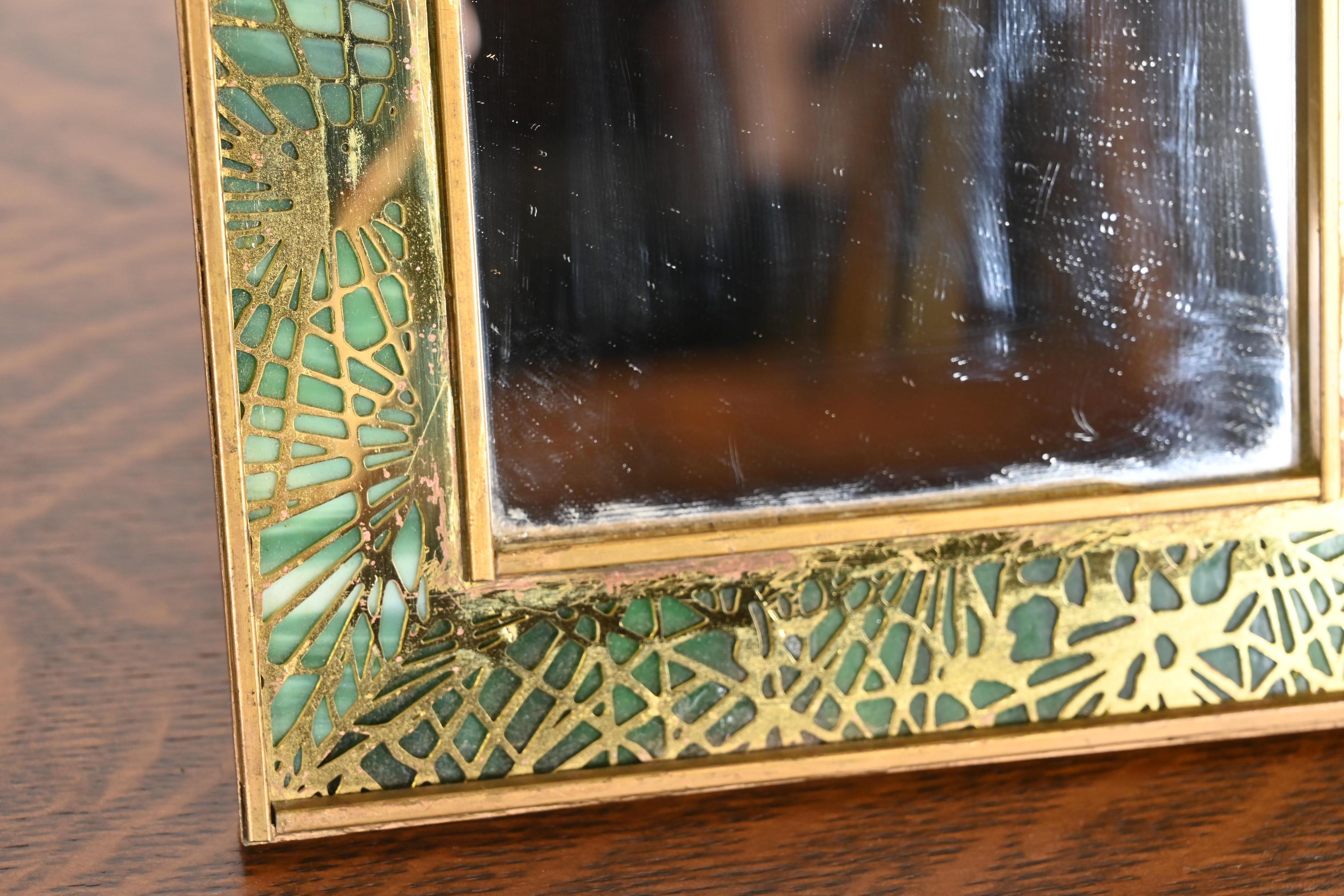 Tiffany Studios Nueva York Espejo de tocador con marco de bronce de agujas de pino y cristal de escoria en venta 1