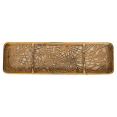 Vassoio per penne di Tiffany Studios New York in bronzo ad aghi di pino e vetro scistoso