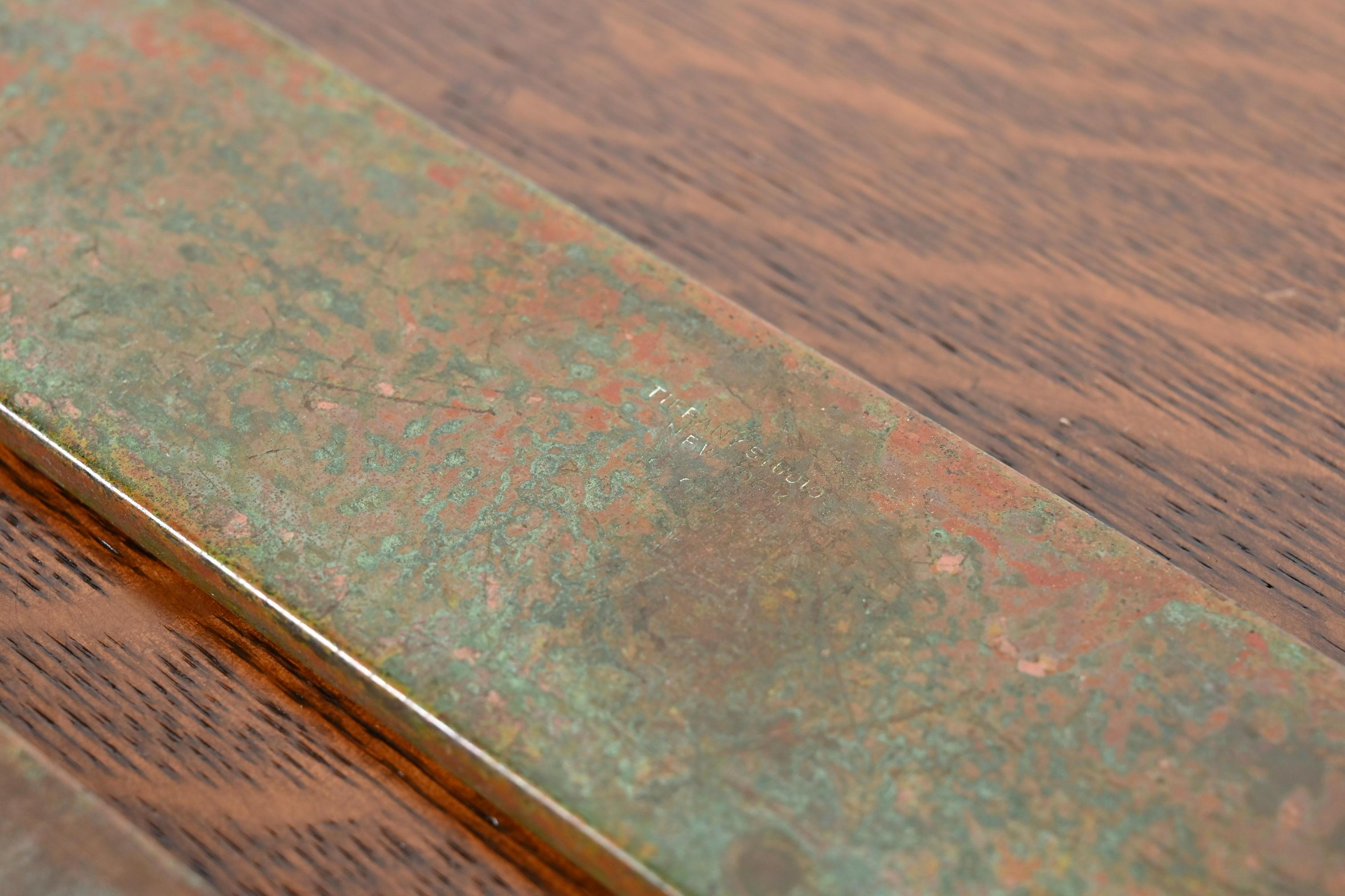 Tiffany Studios New York Kiefernholz Nadelspitze Bronze Blotter Ends mit Leder Schreibtischpolsterung im Angebot 6