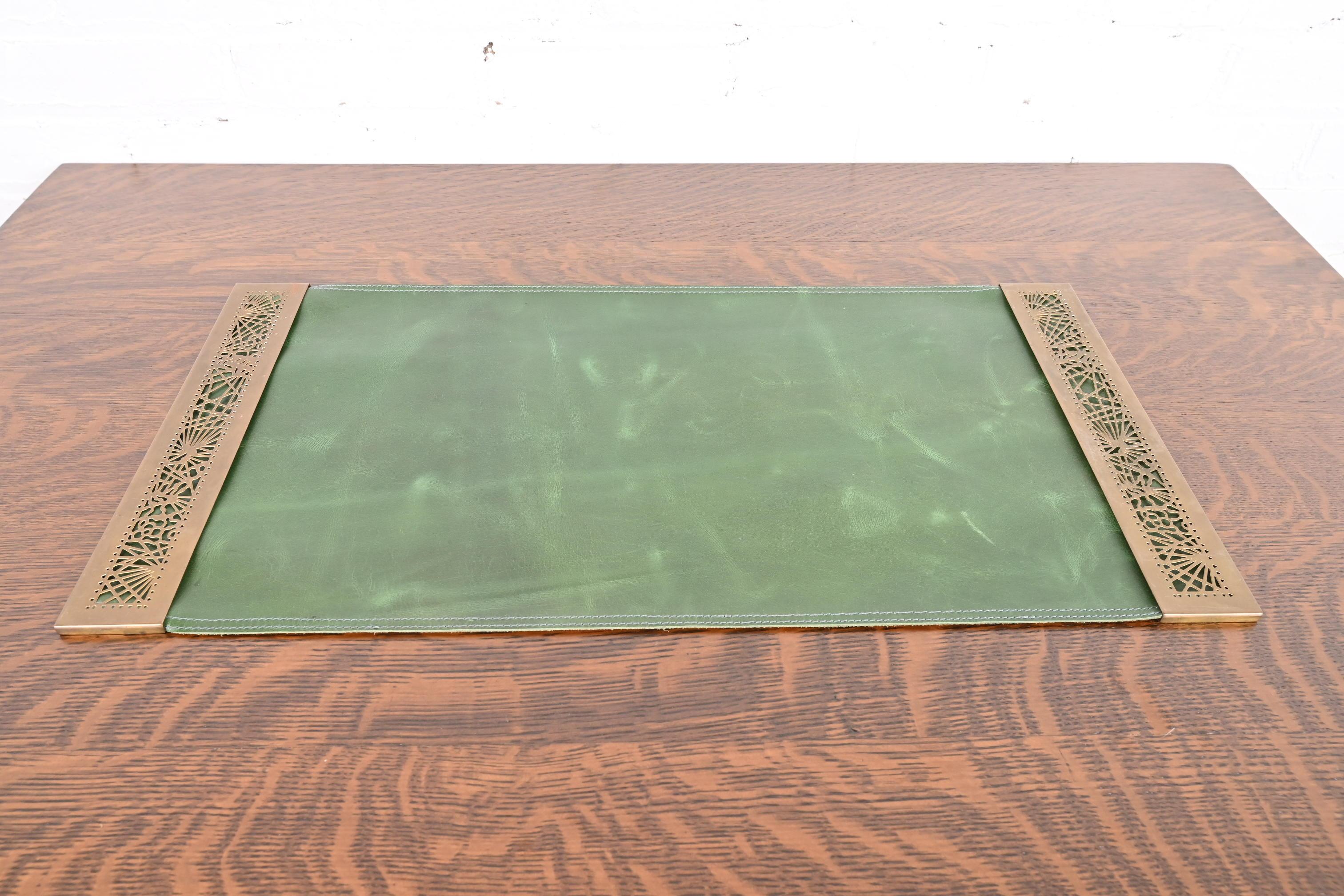 Arts and Crafts Tiffany Studios New York Pine Needle Bronze Blotter Ends con Desk Pad in Pelle in vendita