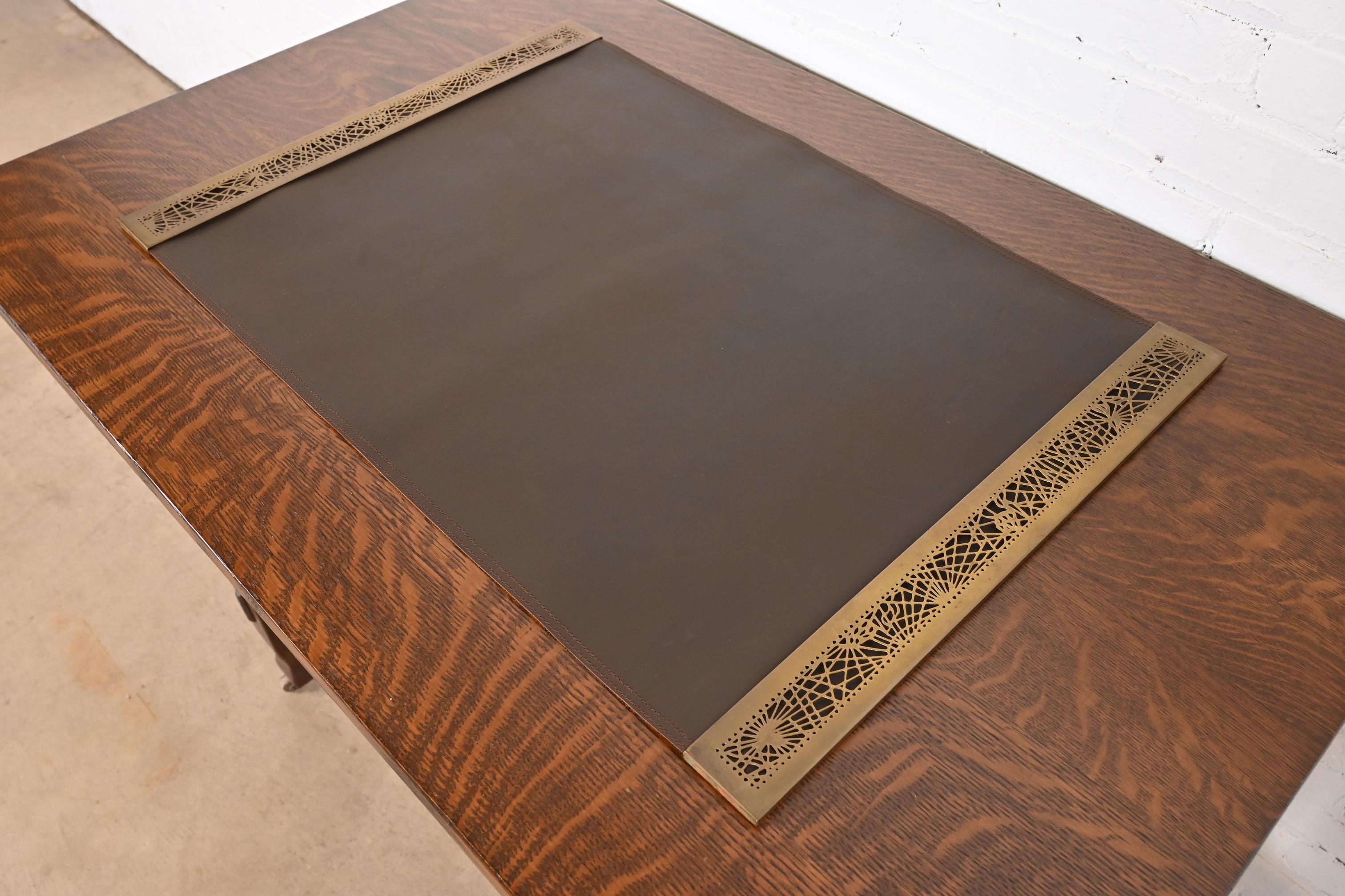Tiffany Studios New York Kiefernholz Nadelspitze Bronze Blotter Ends mit Leder Schreibtischpolsterung (amerikanisch) im Angebot