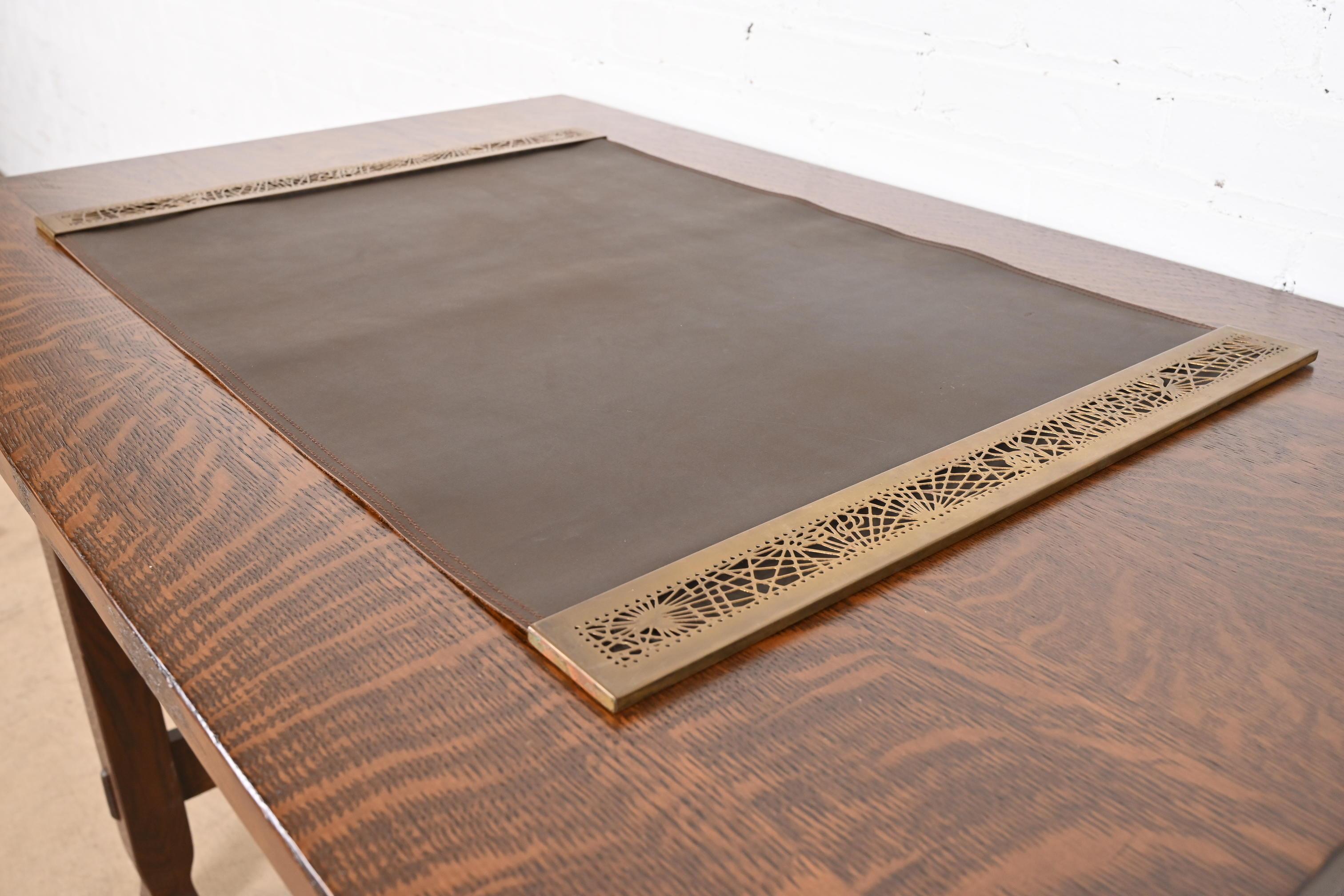 Tiffany Studios New York Kiefernholz Nadelspitze Bronze Blotter Ends mit Leder Schreibtischpolsterung im Zustand „Gut“ im Angebot in South Bend, IN