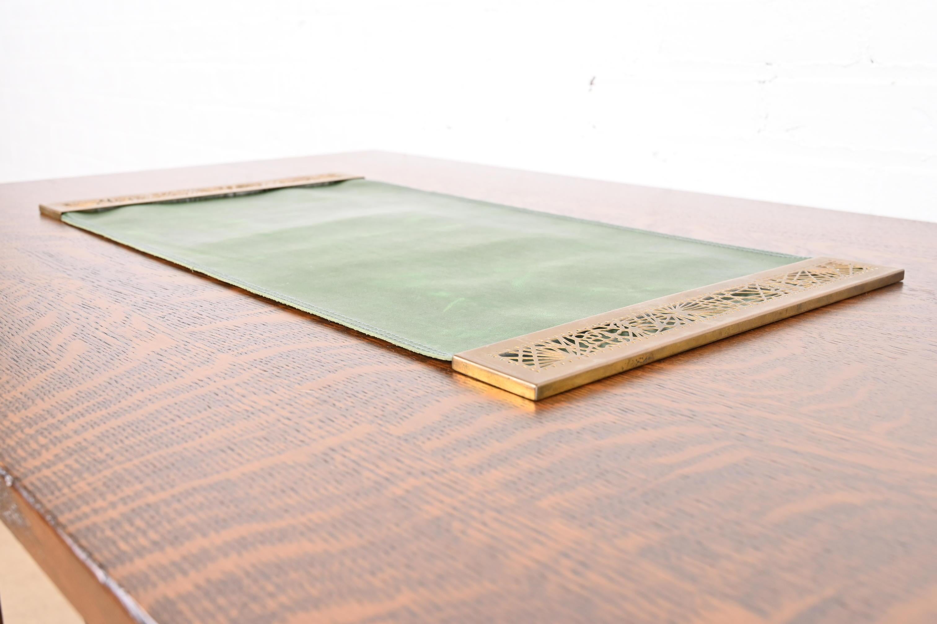 Tiffany Studios New York Pine Needle Bronze Blotter Ends con Desk Pad in Pelle In condizioni buone in vendita a South Bend, IN