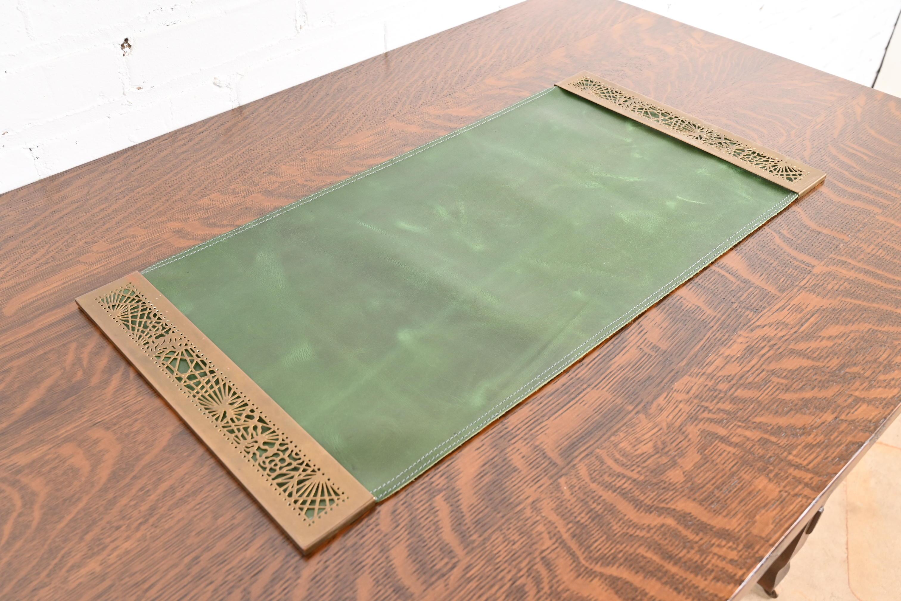 XX secolo Tiffany Studios New York Pine Needle Bronze Blotter Ends con Desk Pad in Pelle in vendita