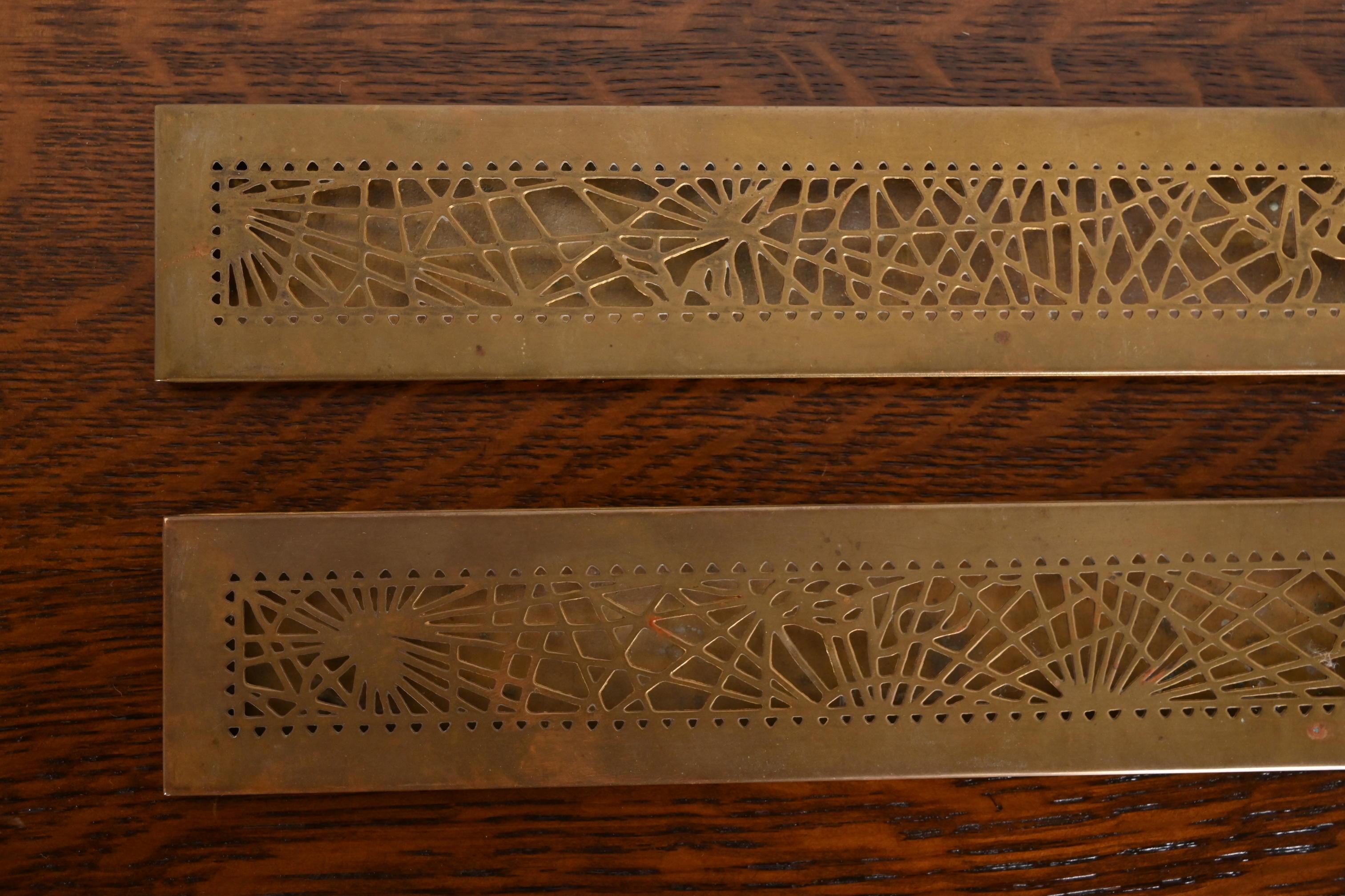 Tiffany Studios New York Kiefernholz Nadelspitze Bronze Blotter Ends mit Leder Schreibtischpolsterung im Angebot 1