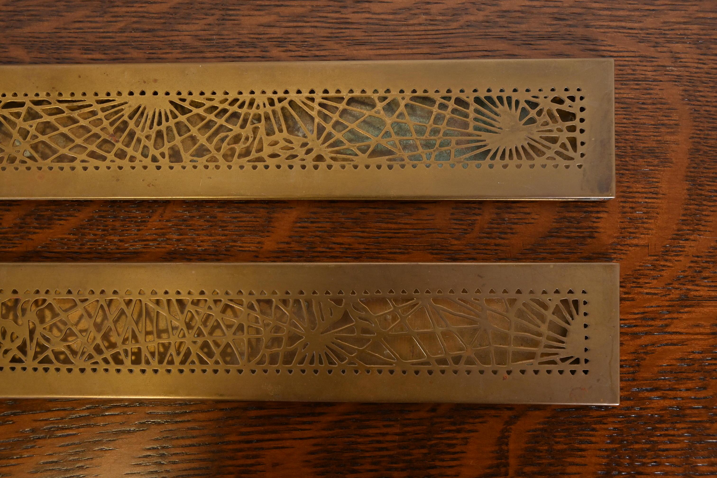 Tiffany Studios New York Kiefernholz Nadelspitze Bronze Blotter Ends mit Leder Schreibtischpolsterung im Angebot 2