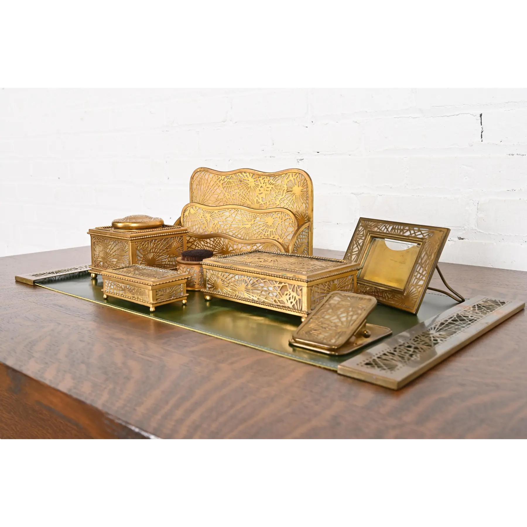 Tiffany Studios New York Piniennadel Bronze Doré und Schlacke Glas Acht Stück Schreibtisch (amerikanisch) im Angebot