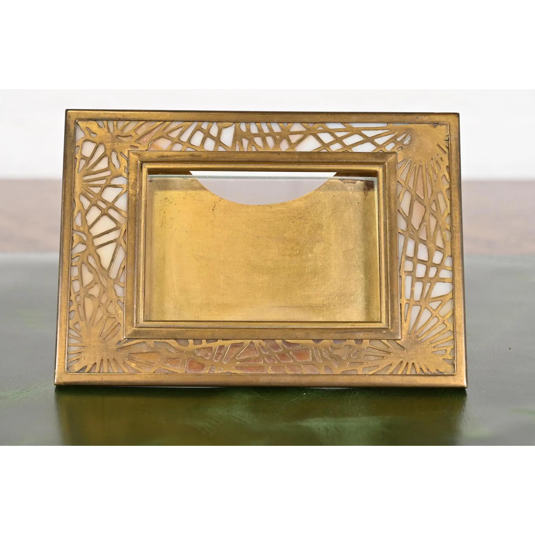 Tiffany Studios New York Piniennadel Bronze Doré und Schlacke Glas Acht Stück Schreibtisch (Frühes 20. Jahrhundert) im Angebot