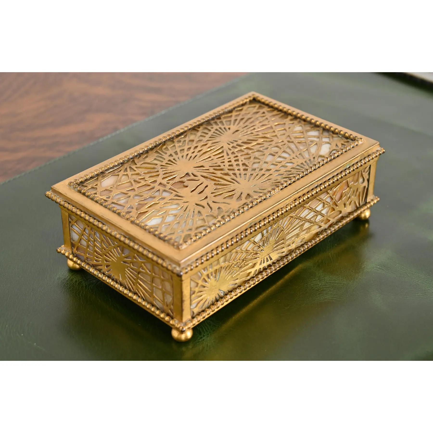 Tiffany Studios New York Piniennadel Bronze Doré und Schlacke Glas Acht Stück Schreibtisch im Angebot 1
