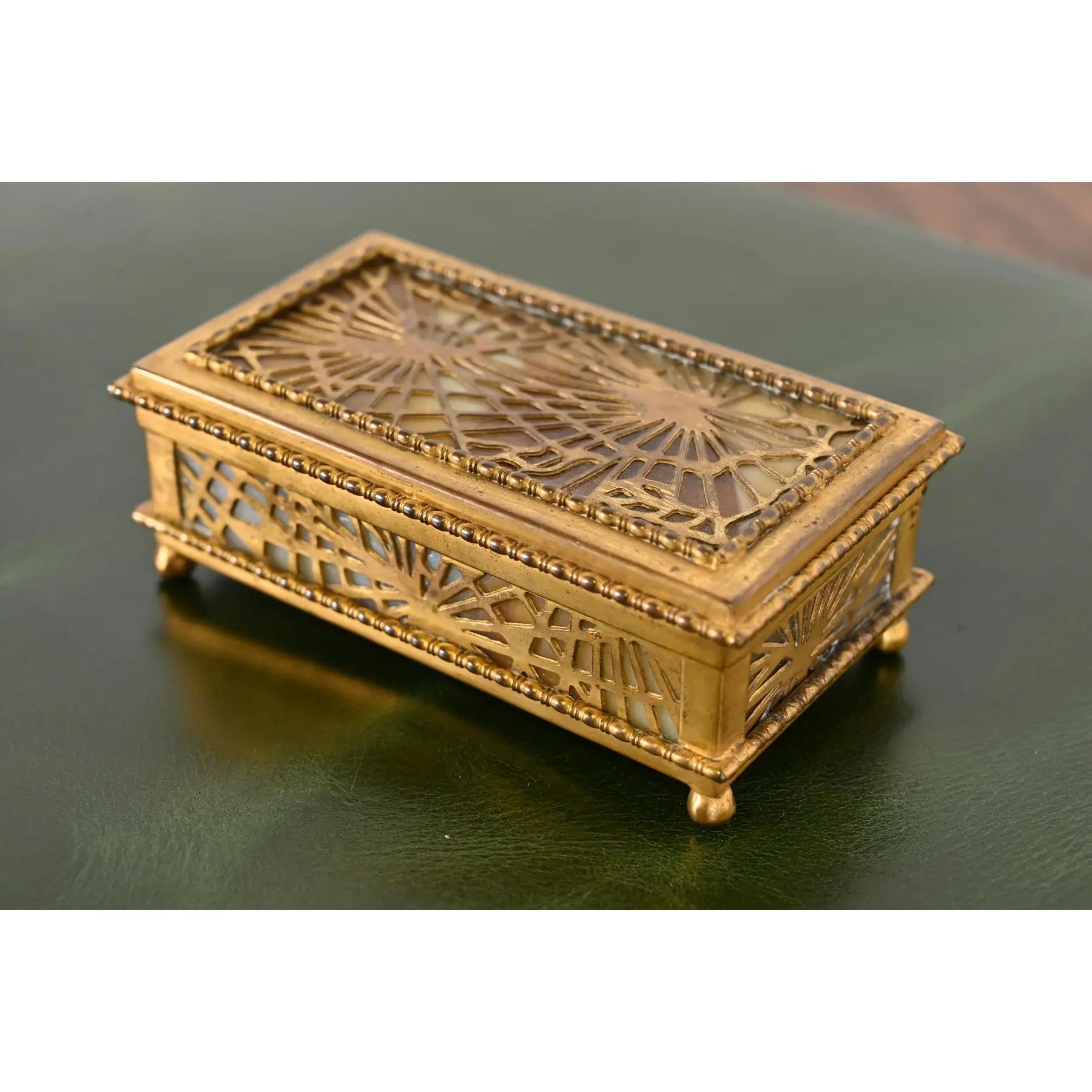 Tiffany Studios New York Piniennadel Bronze Doré und Schlacke Glas Acht Stück Schreibtisch im Angebot 2