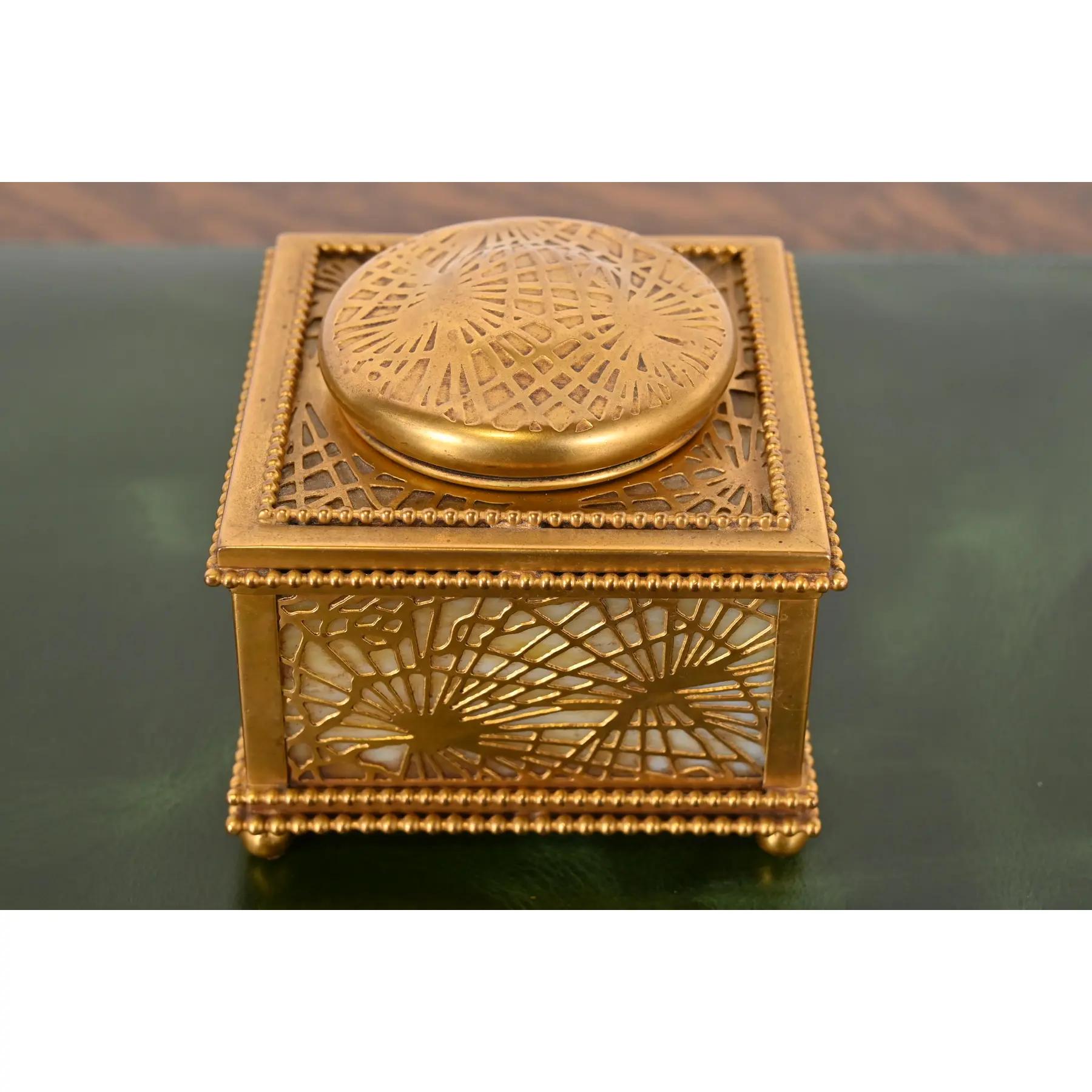 Tiffany Studios New York Piniennadel Bronze Doré und Schlacke Glas Acht Stück Schreibtisch im Angebot 3