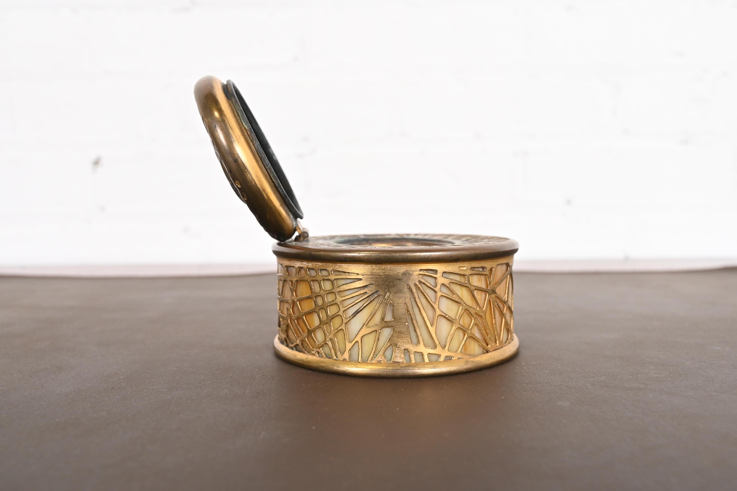 Tiffany Studios New York Kiefer Nadel Bronze Doré und Schlacke Glas Tintenfass im Angebot 4