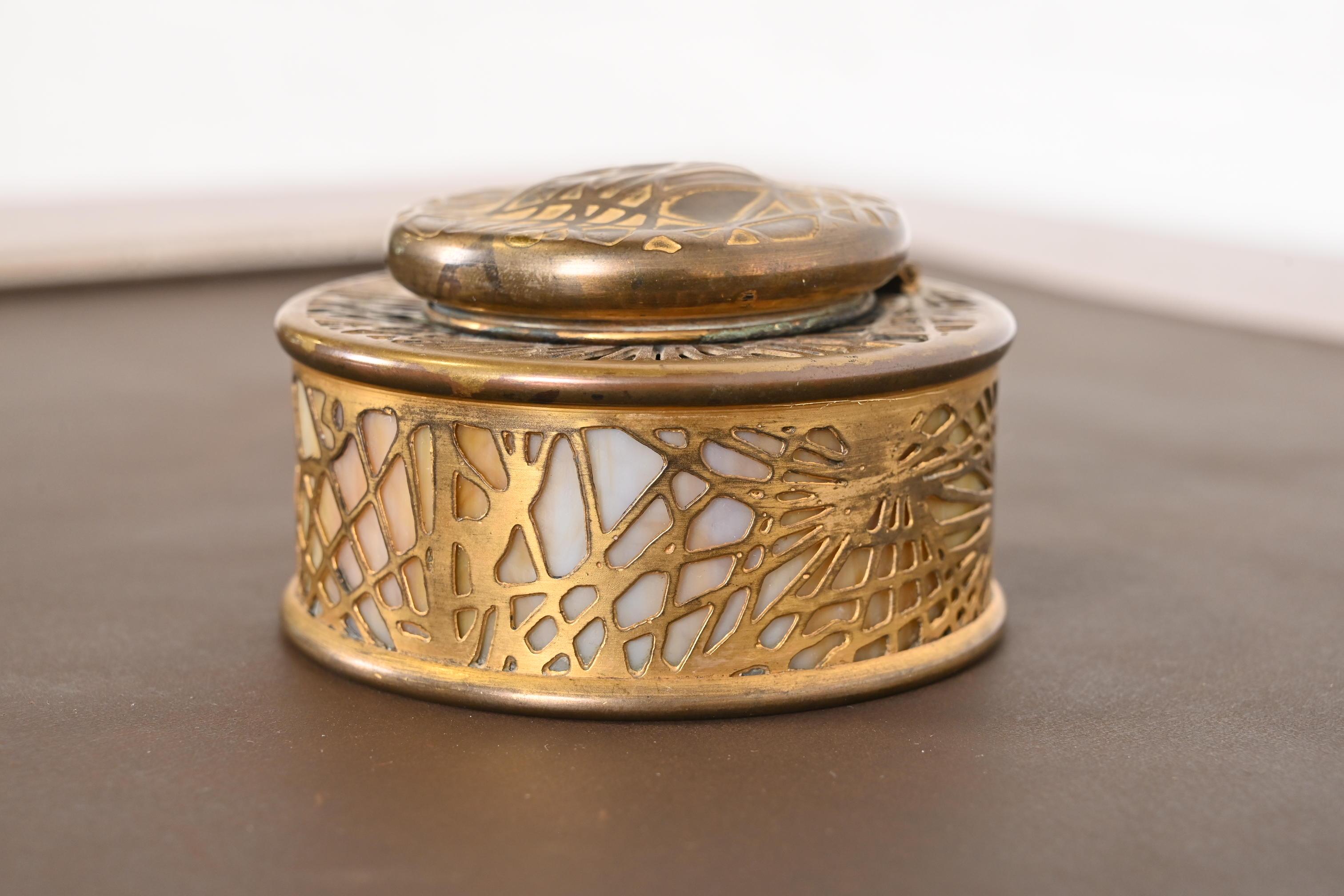 Ein prächtiges Tintenfass aus vergoldeter Bronze und Schlackenglas mit dem Muster 
