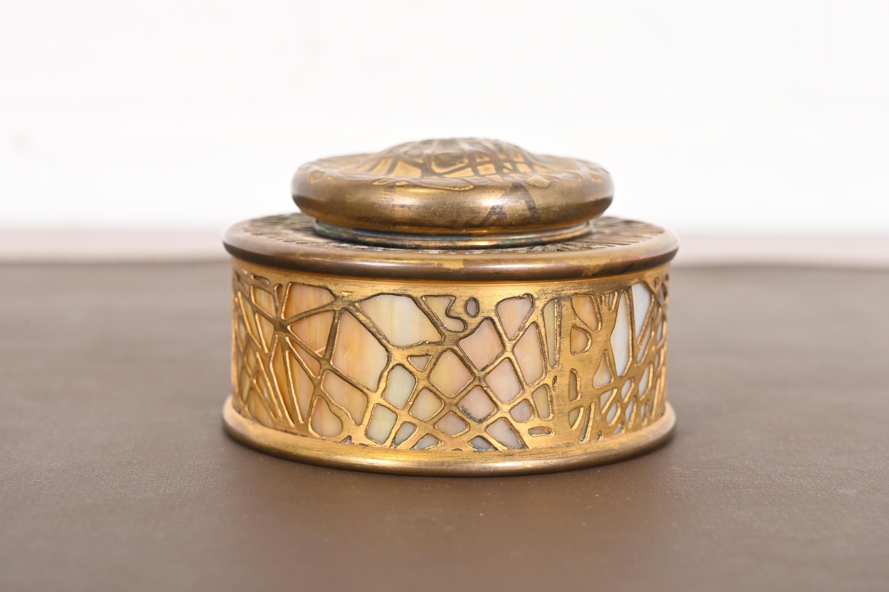 Tiffany Studios New York Kiefer Nadel Bronze Doré und Schlacke Glas Tintenfass (Arts and Crafts) im Angebot
